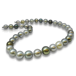 Collier, Halsschmuck, Perlencollier, Perlenschmuck, Tahiti-Zuchtperle, Perlen, Tahiti, Zuchtperle, Barock, Barockperle, Weissgold, Bajonettverschluss, bajonett, necklace, pearl jewelry, pearl necklace, pearl chain, chain, cultured pearls, tahitian pearl, black pearl, golschmiede, goldsmith, faktor s, sahak, manufacture, atelier, winterthur, zürich, zurich, swissmade, jewellery, jewelry