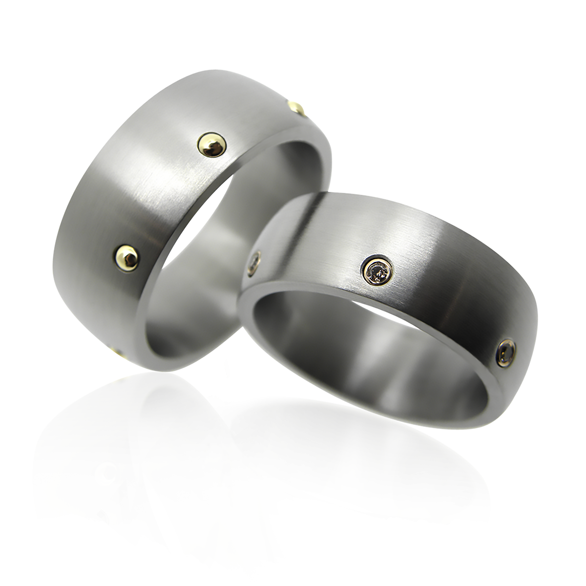 Partnerringe, Trauringe, Hochzeitsringe, Ringe, Titan, Rotgold, Gelbgold, Diamanten, Brillanten, Weite Gasse, Goldschmiede, Sahak, Alliance, modern, design, schwul, lesbisch, ehe für alle, gleichgeschlechtliche Paare, homosexuelle, männerschmuck, männerringe, diamantschmuck, diamantring, Partner rings, wedding rings, wedding rings, rings,titanium, yellow god, red gold, pink gold, diamonds, brilliants, wide lane, goldsmith, sahak, alliance, modern, design, gay, lesbian, marriage for all, same sex couples, homosexuals, men's jewelry, men's rings, diamond jewelry, diamond ring, queer, gay marriage, gay jewellery, goldschmiede, goldsmith, manufacture, atelier, zürich, zurich, winterthur, sahak, unique, pink, swissmade, jewelry, jewellery, faktor s, winterthur, nieten, rivets, puristisch, puristic, design