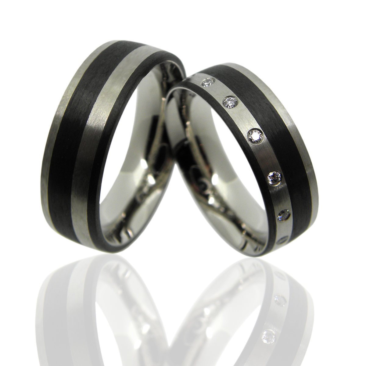 Partnerringe, Trauringe, Hochzeitsringe, Ringe, Carbon, Weissgold, Diamanten, Brillanten, Weite Gasse, Goldschmiede, Sahak, Alliance, modern, design, schwul, lesbisch, ehe für alle, gleichgeschlechtliche Paare, homosexuelle, männerschmuck, männerringe, diamantschmuck, diamantring, Partner rings, wedding rings, wedding rings, rings, carbon, white gold, diamonds, brilliants, wide lane, goldsmith, sahak, alliance, modern, design, gay, lesbian, marriage for all, same sex couples, homosexuals, men's jewelry, men's rings, diamond jewelry, diamond ring, queer, gay marriage, gay jewellery, goldschmiede, goldsmith, manufacture, atelier, zürich, zurich, winterthur, sahak, unique, pink, swissmade, jewelry, jewellery