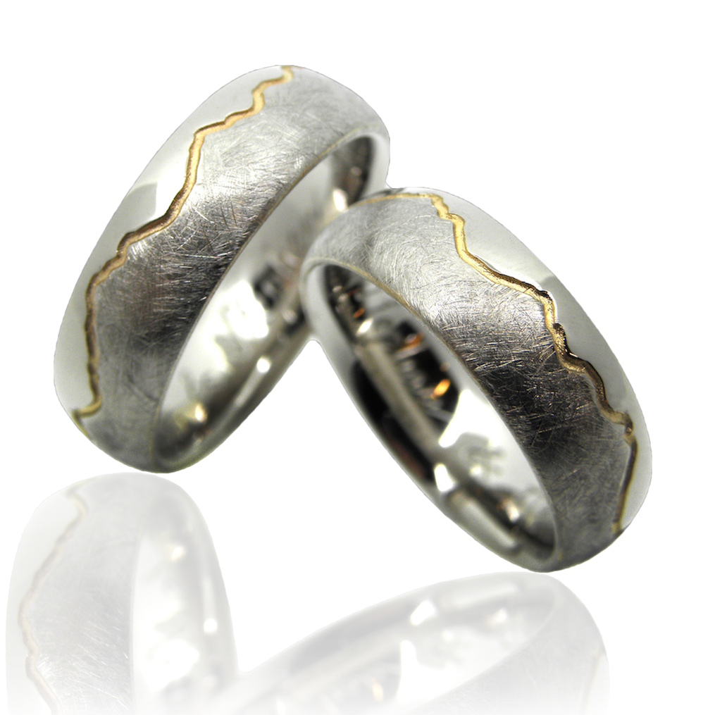 Bergkette, Partnerringe, Trauringe, Weissgold, Gelbgold, Berglandschaft, Relief, Graviert, Berge, strukturiert, Eheringe, Schwule Hochzeit, Partnerschaft, Gay, Heiraten, Männerschmuck, Gayschmuck, Sahak, Goldschmiede, Winterthur, schwul, lesbisch, gleichgeschlechtlich, schwule hochzeit, handgefertigt, Mountain chain, partner rings, wedding rings, white gold, yellow gold, mountain landscape, relief, engraved, mountains, structured, wedding rings, gay wedding, partnership, gay, marry, men jewelry, gay jewelery, Sahak, goldsmith, Winterthur, gay, lesbian, same sex, gay wedding, handmade, queer, queer wedding, gay love, queer love, swissmade, sahak, winterthur