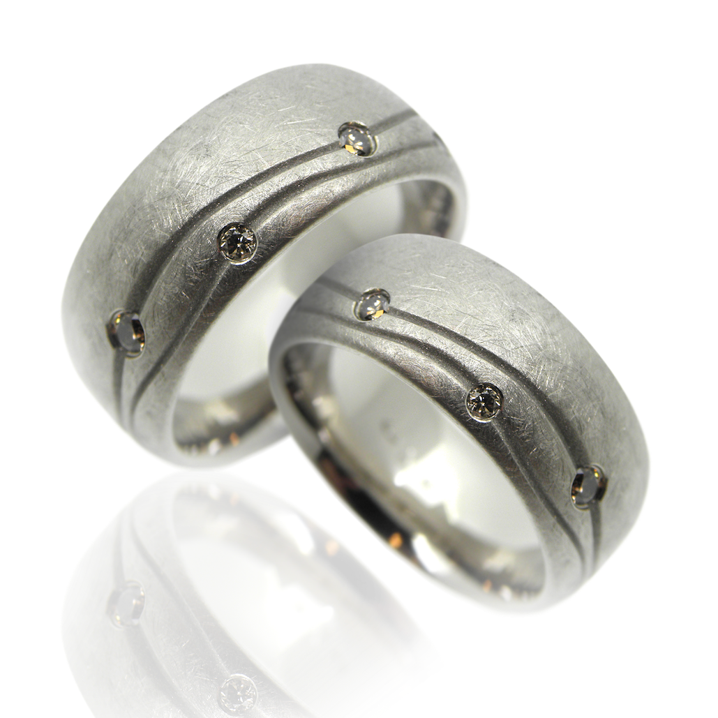 Diamanten, Trauringe, Eheringe, Partnerringe, Weissgold, Brillanten, gleichgeschlechtliche Ehe, Schwul, Gay, Lesbisch, Schmuck, Goldschmiede, Sahak, Winterthur, modern, wellen, schwul, schwule hochzeit, heiraten, ehe für alle, weissgold, diamantschmuck, diamantringe, diamantschmuck, atelier, Diamonds, wedding rings, wedding rings, partner rings, white gold, diamonds, same sex marriage, gay, gay, lesbian, jewelry, goldsmith, sahak, winterthur, modern, waves, gay, gay wedding, marry, marriage for all, white gold, diamond jewelry, diamond rings, diamond jewellery, manufacture, queer love, gaylove, queer jewelry, design, pink, unique, swissmade, jewelry