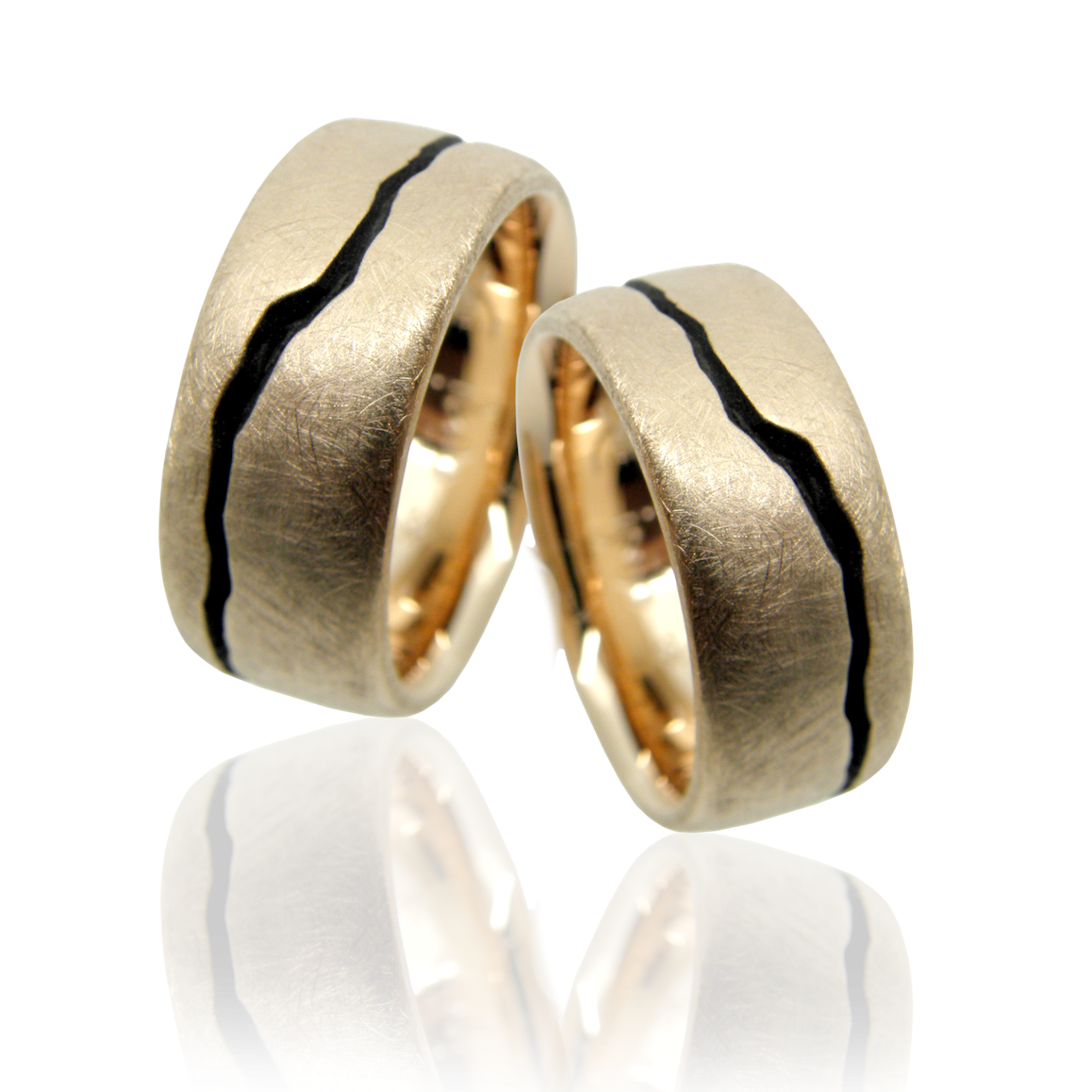 Trauringe, Eheringe, Partnerringe, Rotgold, Riss, schwarz rhodium, riss, design, exklusiv, goldschmiede, Faktor S, sahak, trauringlounge, trauringschmiede, Winterthur, zürich, sahak, wedding rings, wedding bands, wedding, crack, black rhodium, goldsmith, design, swissmade, jewellery, jewelry, schwul, lesbisch, lesbe, gleichgeschlichte paare, schwule hochzeit, schwule liebe, homosexuell, homosexual couples, gay wedding, gay love, gay