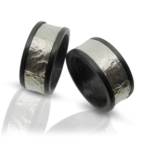 Partnerring, Ehering, Trauring, Hochzeitsschmuck, Carbonschmuck, Carbonring, Gay, Schwul, Carbon, Weissgold, strukturiert, Oberfläche, Drehring, mechanisch, technisch, design, modern, individuell, goldschmied, sahak, jewellery, gay, carbonring, zürich, schwul, lesbisch, gleichgeschlechtliche paare, ehe für alle, schwule hochzeit, hochzeit, lasergravur, gravur, graviert, Partner ring, wedding ring, wedding ring, wedding jewelry, carbon jewelry, carbon ring, gay, gay, carbon, white gold, textured, surface, bezel, mechanical, technical, design, modern, individual, goldsmith, sahak, jewelery, gay, carbonring, zurich, gay, lesbian, same sex couples, marriage for all, gay wedding, wedding, laser engraved, engraving, engraved, swissmade, jewellery, queer, queer love, queer wedding, jewelry
