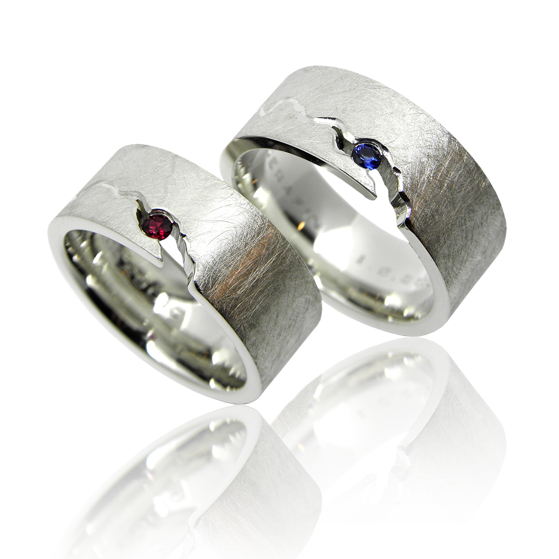 Safir, saphir, saphirring, rubinring, Rubin, Schmuck, Goldschmied, Herrenschmuck, Gayschmuck, Partnerringe, eheringe, hochzeitsringe, trauringe, hochzeitsschmuck, lesbisch, lesbe, gleichgeschlechtliche paare, homosexuell, Schwul, Juwelier, goldschmied, modern, strukturiert, riss, handgravur, graviert, edelsteine, edelsteinschmuck, zürich, Safir, sapphire, sapphire ring, ruby ring, ruby, jewelry, goldsmith, men's jewelry, gay jewelry, partner rings, wedding rings, wedding rings, wedding rings, wedding jewelry, lesbian, lesbian, same sex couples, gay, gay, jeweler, goldsmith, modern, textured, crack, hand engraving , engraved, gemstones, gemstone jewelry, Zurich, sahak, swissmade, jewellery, atelier, manufacture, design
