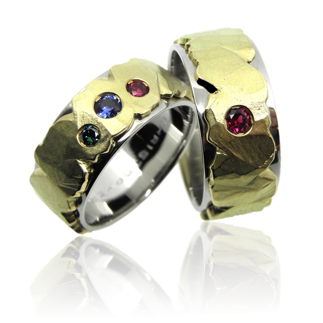 Partnerringe, Trauringe, Eheringe, diamantschmuck, diamantringe, diamant, brillanten, green, grün, saphir, rubin, edelsteine, farbedelsteine, edelsteinschmuck, sternenhimmel, strukturiert, modern, design, wedding ring, wedding jewelry, wedding bands, wedding, diamond ring, diamonds, brilliant cut, structured, sapphire, ruby, white, white gold, yellow gold, gay marriage, gay, same-sex, queer, marriag, hochzeit, goldschmiede, goldsmith, faktor s, sahak, winterthur, zürich, swissmade, jewellery, jewelry, gemstone, gemstone jewelry,