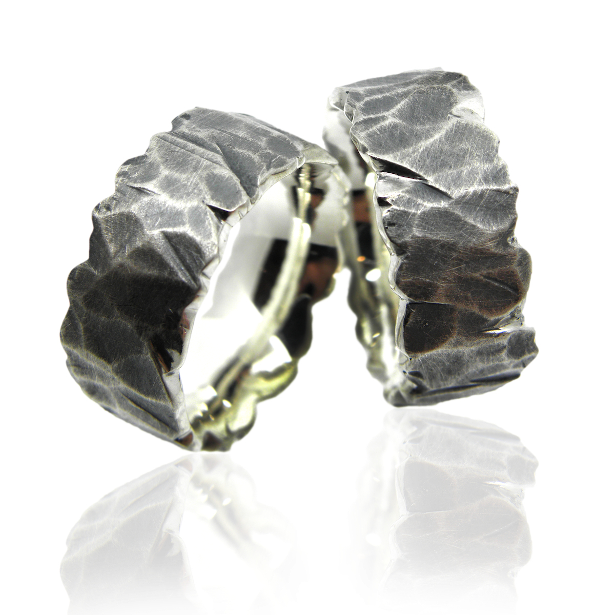 Trauringe, Partnerringe, Silber, Silberring, Silberschmuck, Hohzeitsschmuck, schwule hochzeit, gleichgeschlechtliche Paare, Goldschmied, Herrenschmuck, Gayschmuck, Partnerringe, Gay, Schwul, Queer, Juwelier, Sahak, Weite Gasse, Zürich, Pink Jewellery, schwul, lesbisch, homosexuell, goldschmiede, sahak, zürich, winterthur, modern, struktur, stein, Wedding rings, partner rings, silver, silver ring, silver jewelry, wedding jewelry, gay wedding, same sex couples, goldsmith, men's jewelry, gay jewelry, partner rings, gay, gay, queer, jeweler, sahak, wide lane, zurich, pink jewelery, gay, lesbian, gay, goldschmiede, sahak, zurich, winterthur, modern, structure, rocks, gay love, queer love, queer marriage, design, swissmade, oxidiert, oxidized