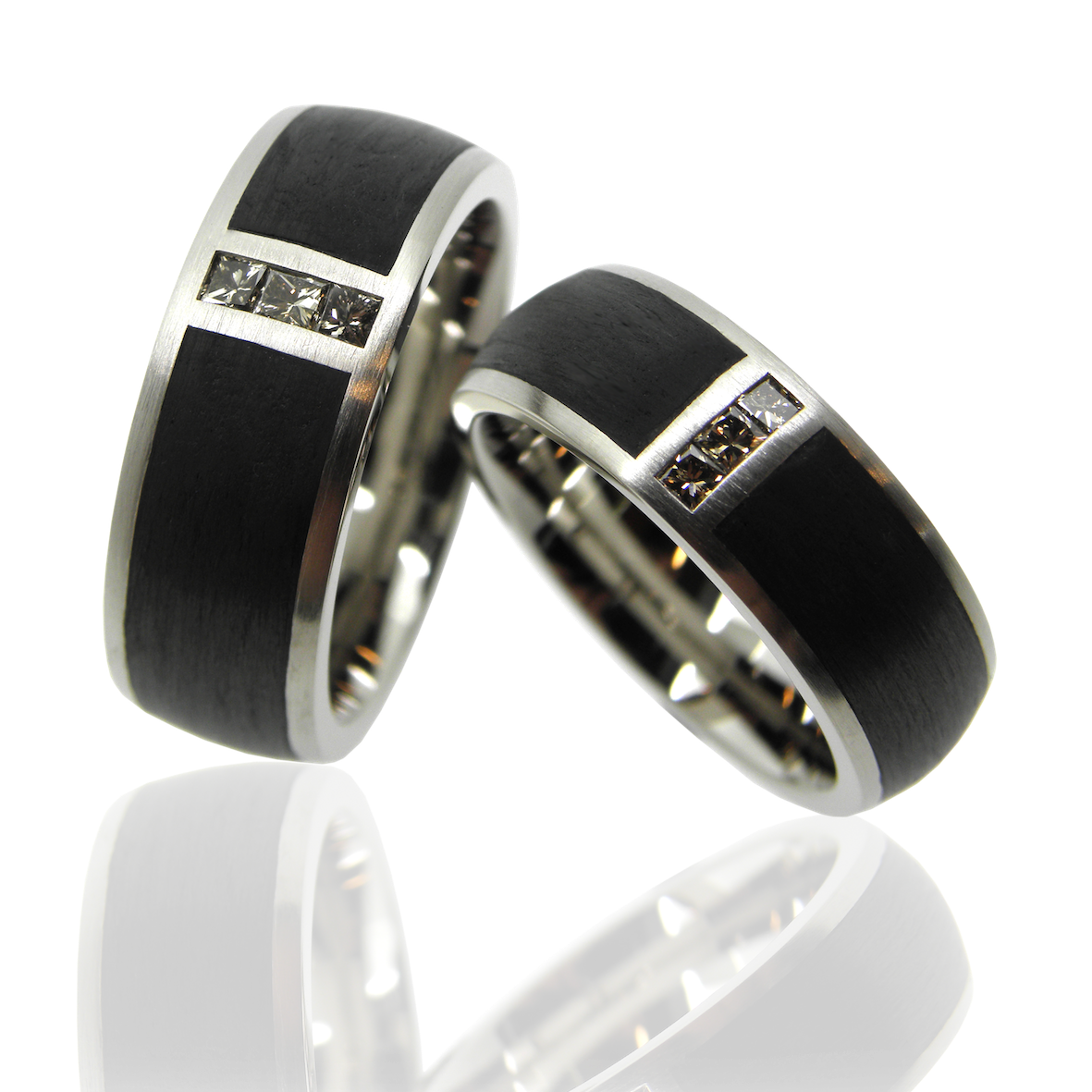 Carbon, Carbonringe, Partnerringe, Trauringe, Eheringe, Hochzeitsschmuck, hochzeitsringe, Weissgold, Carbon, Carbonringe, Diamanten, Sahak, Goldschmiede, Zürich, Diamantring, Princess, braun, Diamantschmuck, schwul, lesbisch, lesbe, gleichgeschlechtliche paare, homosexuell, schwule hochzeit, schwule liebe, modern, puristisch, klassisch, Carbon, carbon rings, partner rings, wedding rings, wedding bands, wedding jewelry, wedding rings, white gold, carbon, carbon rings, diamonds, sahak, goldsmiths, zurich, diamond ring, princess, brown, diamond jewelry, gay, lesbian, lesbian, same sex couples, gay, gay wedding, gay love, modern, purist, classic, design, atelier, manufacture, workshop, swissmade, jewellery, jewelry