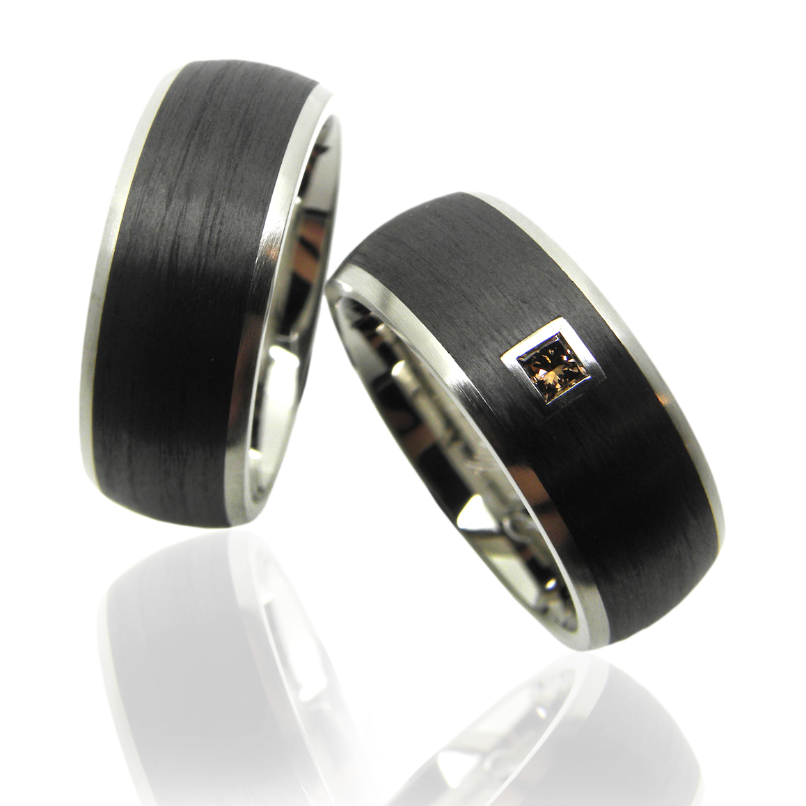 Carbon, Carbonringe, Partnerringe, Trauringe, Eheringe, Hochzeitsschmuck, hochzeitsringe, Weissgold, Carbon, Carbonringe, Diamanten, Sahak, Goldschmiede, Zürich, Diamantring, Princess, braun, Diamantschmuck, schwul, lesbisch, lesbe, gleichgeschlechtliche paare, homosexuell, schwule hochzeit, schwule liebe, modern, puristisch, klassisch, Carbon, carbon rings, partner rings, wedding rings, wedding bands, wedding jewelry, wedding rings, white gold, carbon, carbon rings, diamonds, sahak, goldsmiths, zurich, diamond ring, princess, brown, diamond jewelry, gay, lesbian, lesbian, same sex couples, gay, gay wedding, gay love, modern, purist, classic, design, atelier, manufacture, workshop, swissmade, jewellery, jewelry