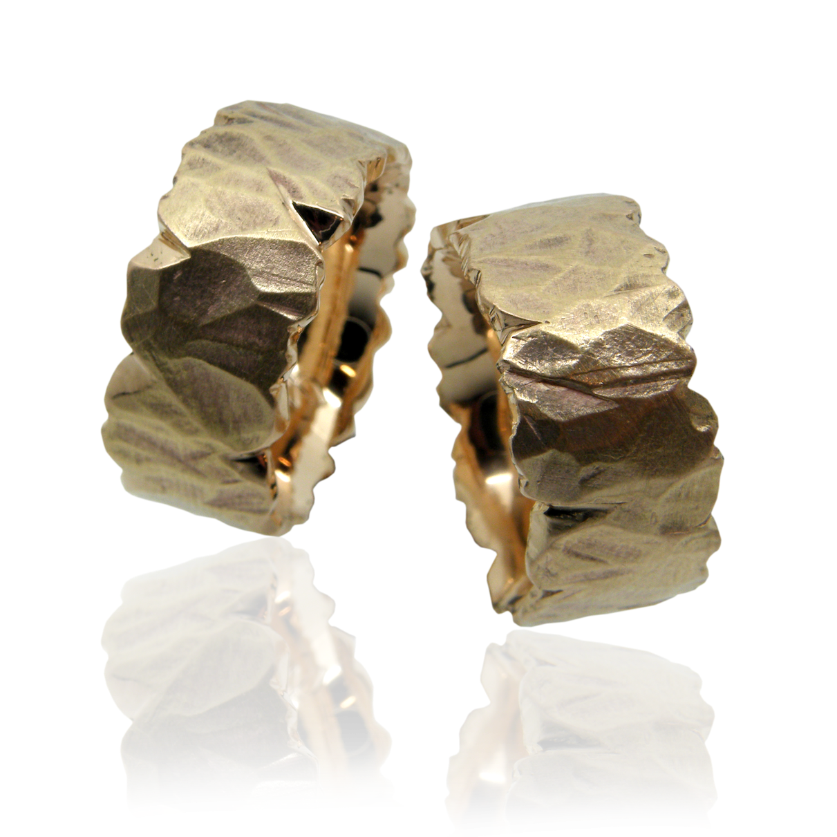 Trauringe, Partnerringe, rotgold, Hohzeitsschmuck, schwule hochzeit, gleichgeschlechtliche Paare, Goldschmied, Herrenschmuck, Gayschmuck, Partnerringe, Gay, Schwul, Queer, Juwelier, Sahak, Weite Gasse, Zürich, Pink Jewellery, schwul, lesbisch, homosexuell, goldschmiede, sahak, zürich, winterthur, modern, struktur, stein, Wedding rings, partner rings, red gold, pink gold, wedding jewelry, gay wedding, same sex couples, goldsmith, men's jewelry, gay jewelry, partner rings, gay, gay, queer, jeweler, sahak, wide lane, zurich, pink jewelery, gay, lesbian, gay, goldschmiede, sahak, zurich, winterthur, modern, structure, rocks, gay love, queer love, queer marriage, design, swissmade