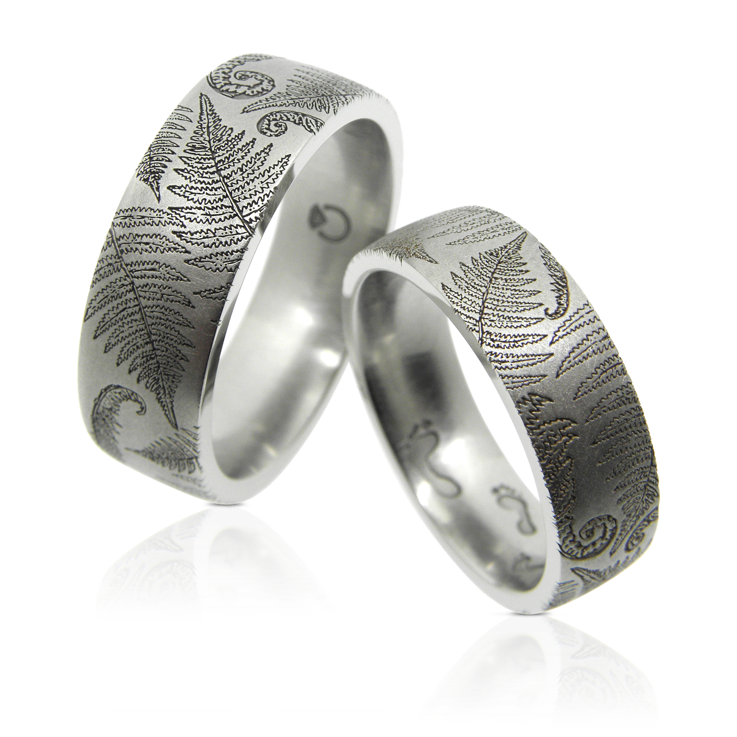 Eheringe, Partnerringe, Trauringe, Stahlringe, Stahl, relief, farn, floral, rhodiniert, Ornament, individuell, lasergravur, goldschmied, zürich, atelier, juwelier, Wedding rings, partner rings, wedding rings, steel rings, steel, relief, fern, floral, rhodium-plated, ornament, individual, laser engraving, goldsmith, zurich, atelier, jeweler, winterthur, sahak, faktor s, swissmade, jewelry
