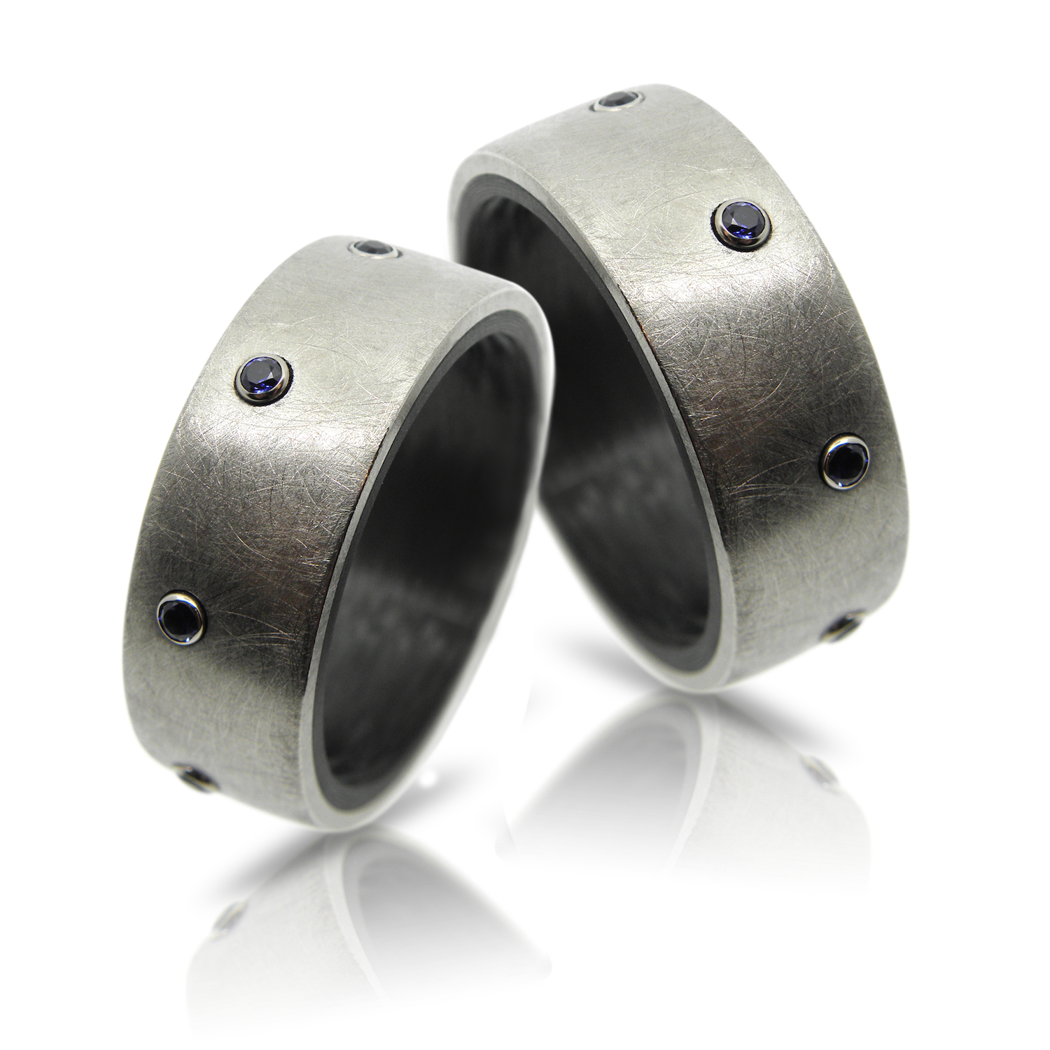 Partnerringe, Eheringe, Trauringe, Carbonringe, Carbonschmuck, Herrenschmuck, Herrenring, Schwul, Gay, Queer, Homosexuell, Ehe für Alle, gleichgeschlechtliche Paare, Weissgold, Saphir, Edelsteine, Brillant Schliff, Modern, Carbon, Edelsteinschmuck, Zürich, Goldschmied, individuell, Partner rings, wedding bands, wedding rings, carbon rings, carbon jewelry, men's jewelry, men's ring, gay, gay, queer, gay, marriage for all, same sex couples, white gold, sapphire, gemstones, brilliant cut, modern, carbon, gemstone jewelry, Zurich, goldsmith, individual, winterthur, swissmade, jewelry, jewellery