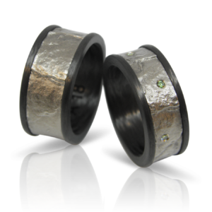 Partnerring, Ehering, Trauring, Hochzeitsschmuck, Carbonschmuck, Carbonring, Gay, Schwul, Carbon, Weissgold, strukturiert, Oberfläche, Drehring, mechanisch, technisch, design, modern, individuell, goldschmied, sahak, jewellery, gay, carbonring, zürich, schwul, lesbisch, gleichgeschlechtliche paare, ehe für alle, schwule hochzeit, hochzeit, lasergravur, gravur, graviert, Partner ring, wedding ring, wedding ring, wedding jewelry, carbon jewelry, carbon ring, gay, gay, carbon, white gold, textured, surface, bezel, mechanical, technical, design, modern, individual, goldsmith, sahak, jewelery, gay, carbonring, zurich, gay, lesbian, same sex couples, marriage for all, gay wedding, wedding, laser engraved, engraving, engraved, swissmade, jewellery, queer, queer love, green,diamonds, gruene diamanten, queer wedding, jewelry