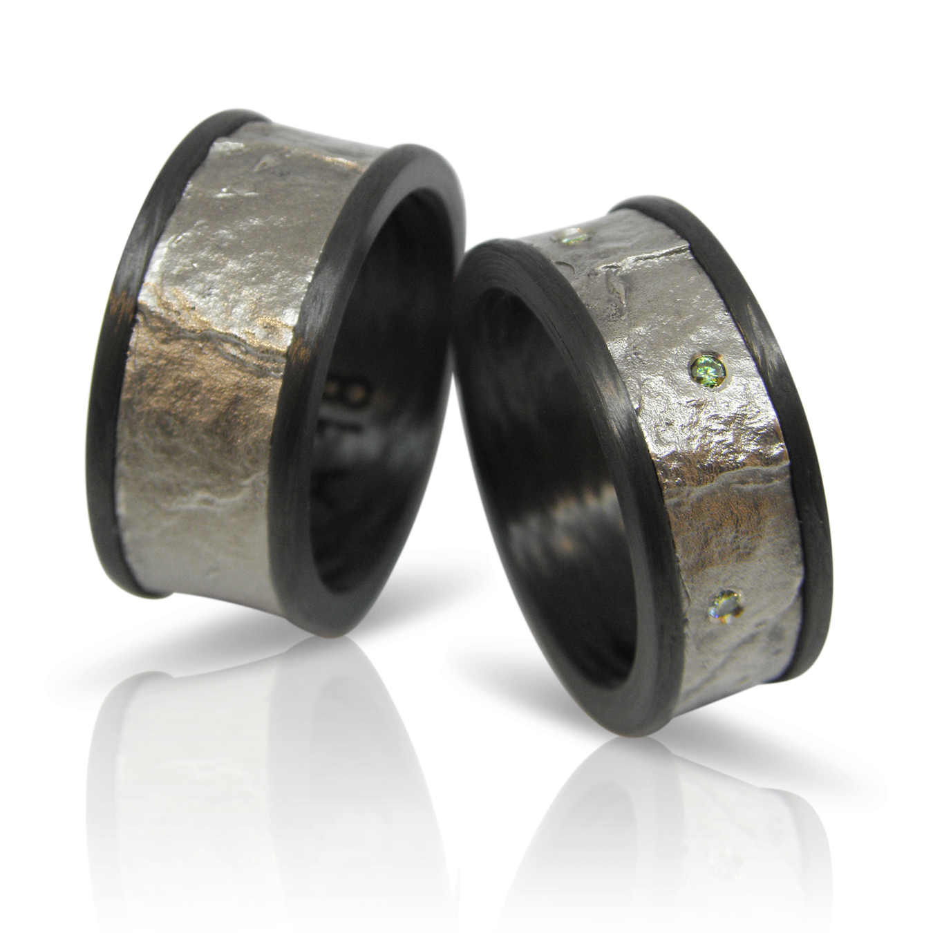 Partnerring, Ehering, Trauring, Hochzeitsschmuck, Carbonschmuck, Carbonring, Gay, Schwul, Carbon, Weissgold, strukturiert, Oberfläche, Drehring, mechanisch, technisch, design, modern, individuell, goldschmied, sahak, jewellery, gay, carbonring, zürich, schwul, lesbisch, gleichgeschlechtliche paare, ehe für alle, schwule hochzeit, hochzeit, lasergravur, gravur, graviert, Partner ring, wedding ring, wedding ring, wedding jewelry, carbon jewelry, carbon ring, gay, gay, carbon, white gold, textured, surface, bezel, mechanical, technical, design, modern, individual, goldsmith, sahak, jewelery, gay, carbonring, zurich, gay, lesbian, same sex couples, marriage for all, gay wedding, wedding, laser engraved, engraving, engraved, swissmade, jewellery, queer, queer love, green,diamonds, gruene diamanten, queer wedding, jewelry