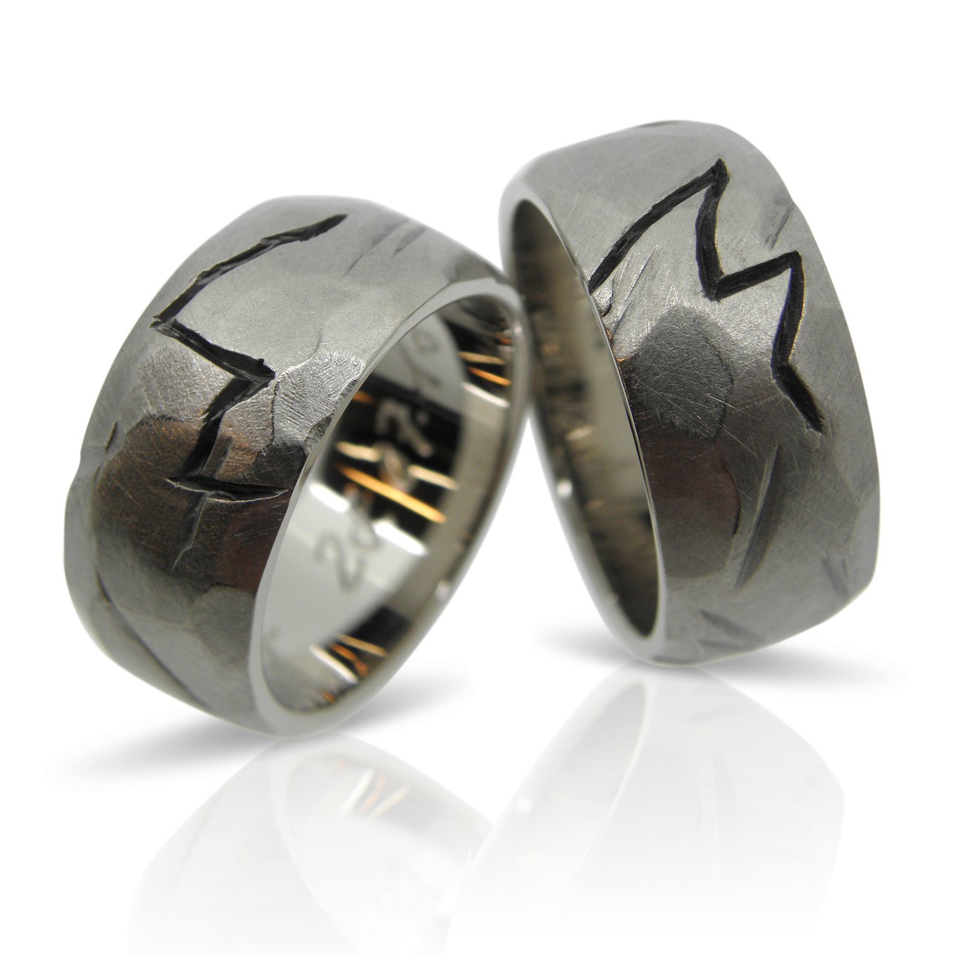 Partnerring, Ehering, Trauring, Hochzeitsschmuck, Gay, Schwul, Carbon, Weissgold, strukturiert, Oberfläche, Drehring, mechanisch, technisch, design, modern, individuell, goldschmied, sahak, jewellery, gay, carbonring, zürich, schwul, lesbisch, gleichgeschlechtliche paare, ehe für alle, schwule hochzeit, hochzeit, lasergravur, gravur, graviert, Partner ring, wedding ring, wedding ring, wedding jewelry, carbon jewelry, carbon ring, gay, gay, carbon, white gold, textured, surface, bezel, mechanical, technical, design, modern, individual, goldsmith, sahak, jewelery, gay, carbonring, zurich, gay, lesbian, same sex couples, marriage for all, gay wedding, wedding, laser engraved, engraving, engraved, swissmade, jewellery, queer, queer love, queer wedding, jewelry