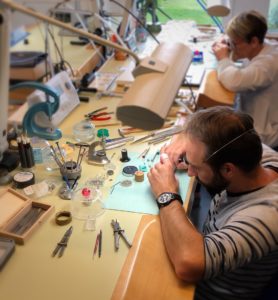 uhrmahcer, uhrenrevision, uhrenreparatur, watchmaker, clock, watch, damenuhr, herrenuhr, aerowatch, saignelegier, zuerich, zürich, winterthur, jura, revision, urhenmarke, herrenuhr, damenuhr, taschenuhr