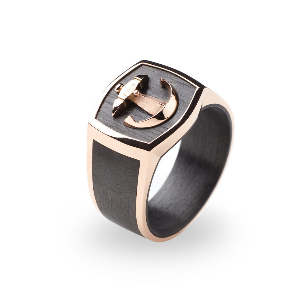 herrenring, chevalier, männerring, herrenschmuck, siegelring, wappenring, siegelring, ring, goldring, carbonring, carbonschmuck, carbon, rotgold, handgravur, gravur, reliefgravur, goldschmuck, accessoire, goldschmiede, design, juwelier, sahak, jewellery, jewelry, limmatquai, zürich, zurich