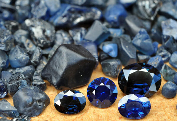 Saphire gehören zur Gruppe der Korunde. Der Safir mit seinem Royal blau und anderen Farben gehören zu den beliebtesten Edelsteinen der Geschichte. In unserer Goldschmiede fertigen wir Juwelen mit dem Saphir, welcher für Sie bestimmt ist.