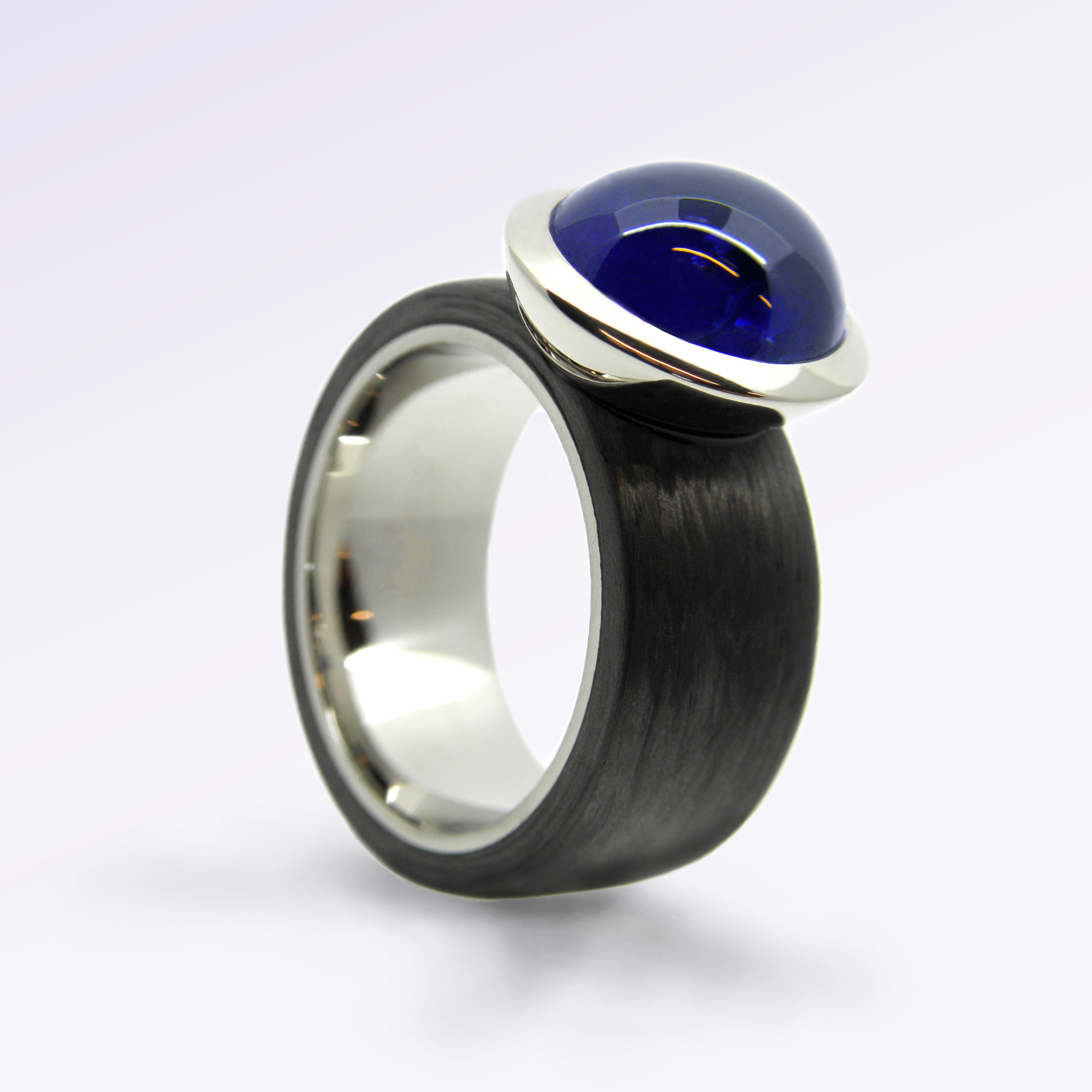 Damenring, Cocktailring, Carbonring, carbonschmuck, Saphirring, Saphir, Edelstein, ladies ring, sapphire ring, carbon ring, cocktail ring, white gold, weissgold, blue sapphire, oval, cabochon, modern, design, goldschmiede, goldsmith, manufacture, sahak, faktor s, winterthur, zürich, zurich, swissmade, jewellery, jewelry