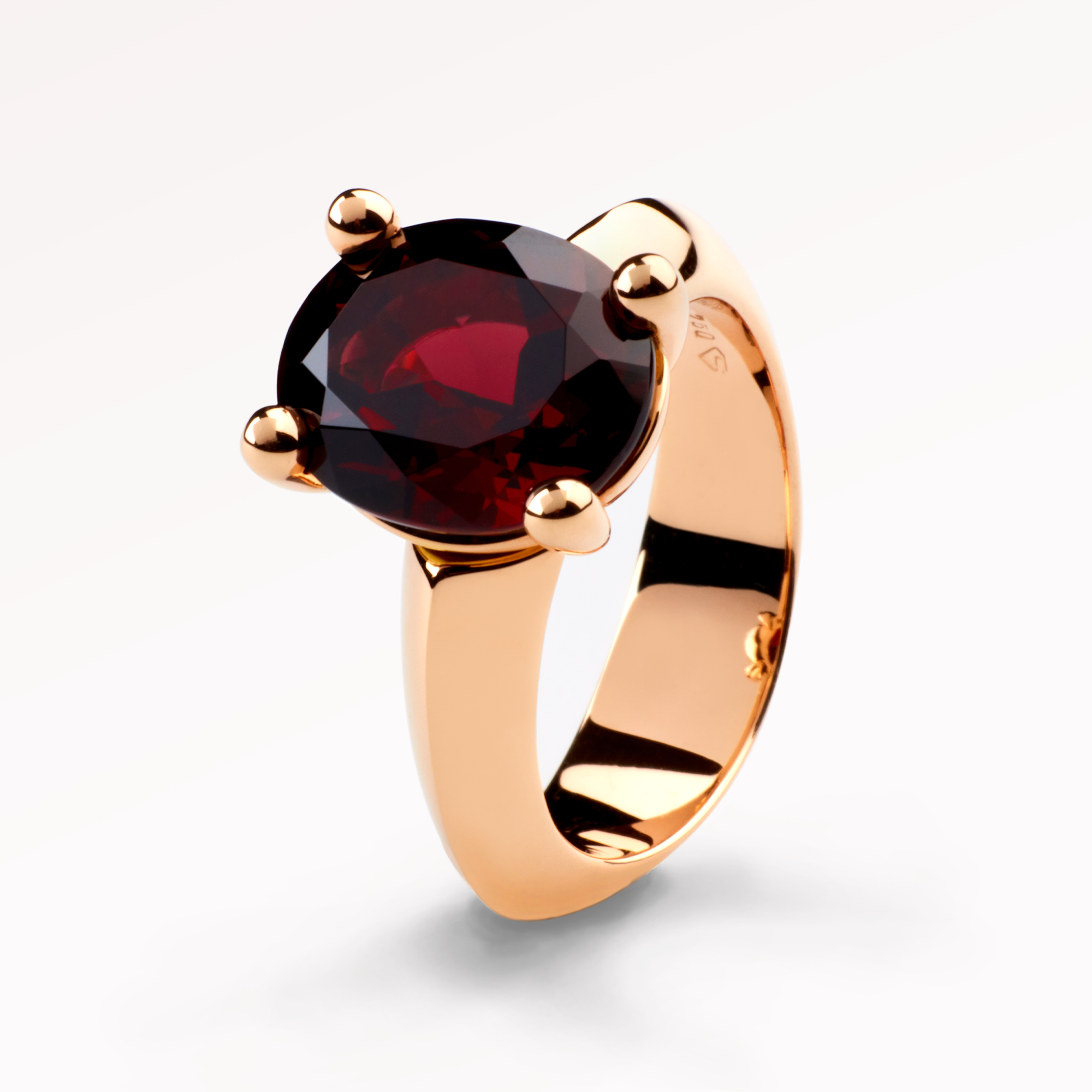 damering, ring, goldring, granat, mosambik, garnet, granatschmuck, schmuckdesign, damenschmuck, edelsteine, mozambique, schmuck, rotgold, ring, cocktailring, schmuckring, griffe, fassung, goldschmiede, juwelier, grace, kollektion, sahak, jewellery, zurich