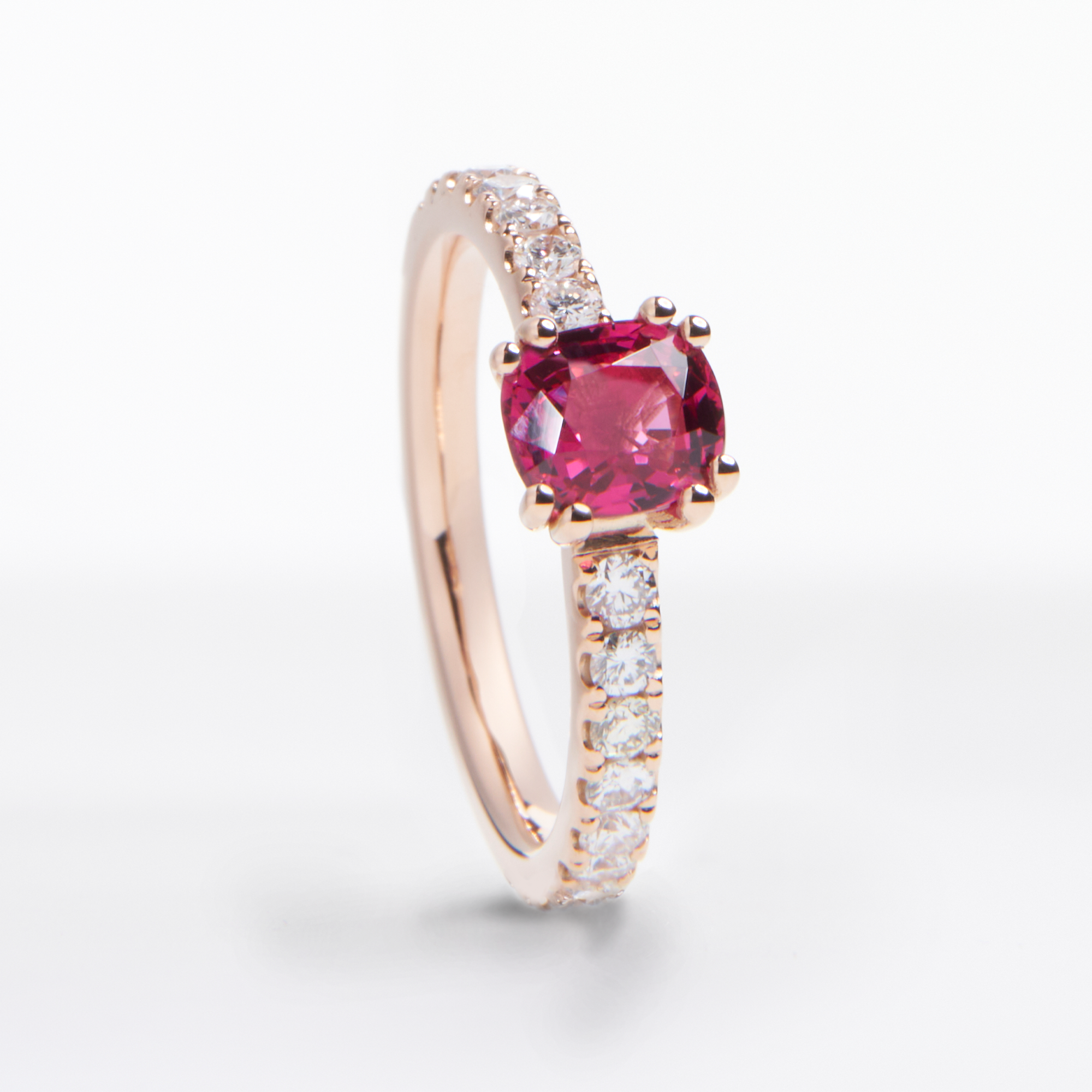 damenring, spinell, spinellring, rot, diamantring, diamanten, alliance, ring, schmuck, edelsteine, schmuckdesign, schmuckring, goldring, arcade, grifffassung, gemstone, goldschmiede, juwelier, sahak, jewellery, zurich