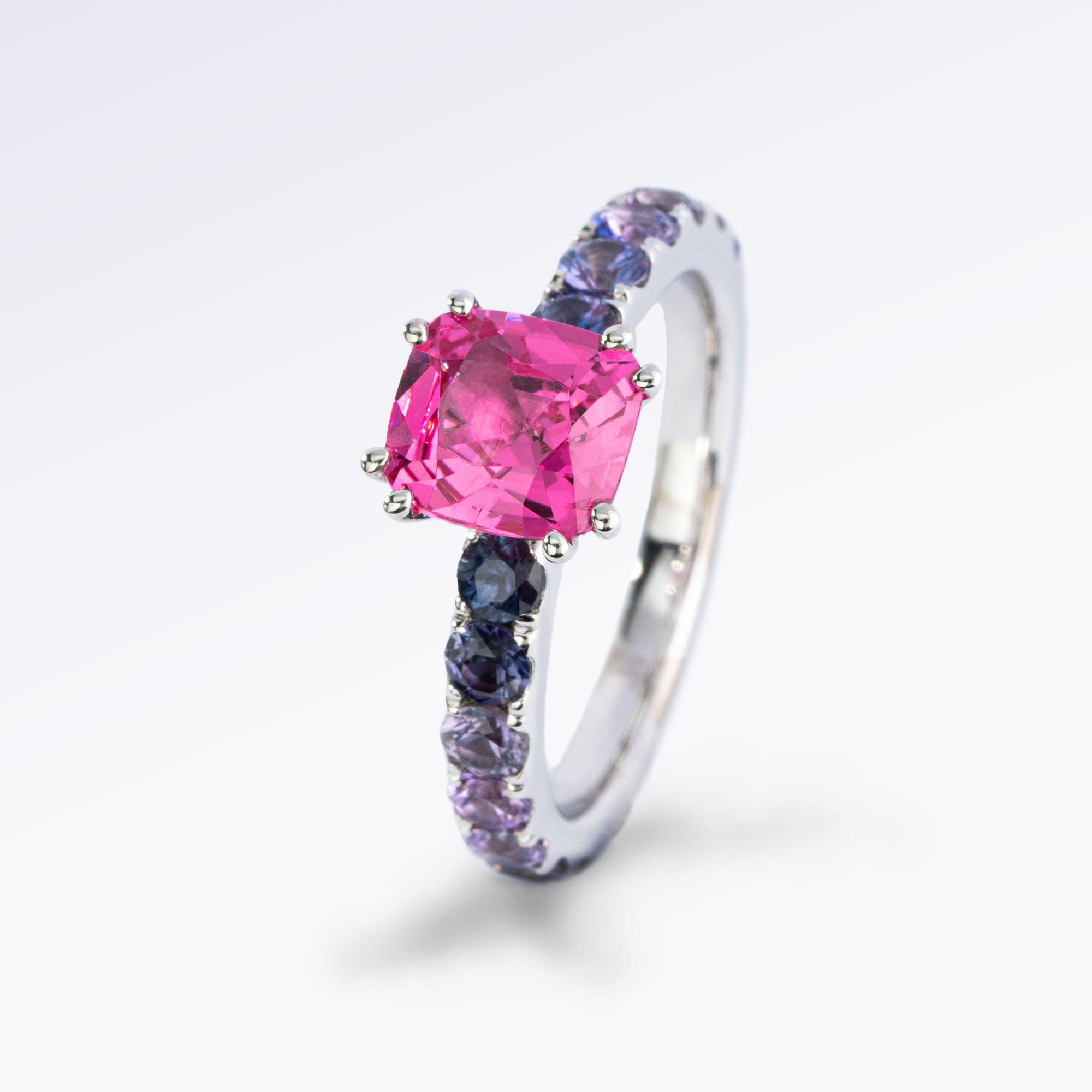 damenring, ring, edelsteine, spinell, saphir, saphirring, alliance, damenschmuck, weissgold, pink, arcade, schmuckdesign, kollektion, brillanten, cushion, antik, goldschmiede, schmuck, juwelier, juwelen, sahak, jewellery, zurich, limmatquai