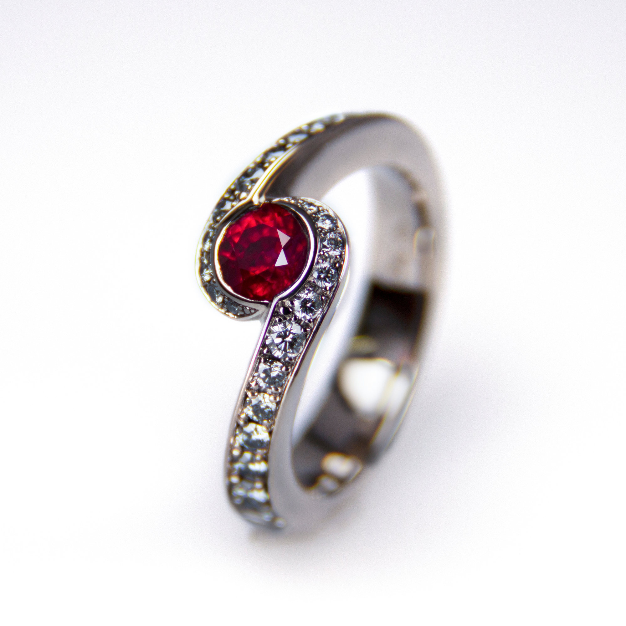 damenring, verlobungsring, rubinring, rubin, diamantring, rubin, ruby, diamanten diamantschmuck, rubinschmuck, schmuck, damenschmuck, hochzeitsring, engagment ring, ring, goldschmuck, schmuckdesign, weissgold, pavé, geschwungen, goldschmiede, juwelier, sahak, jewellery, zurich