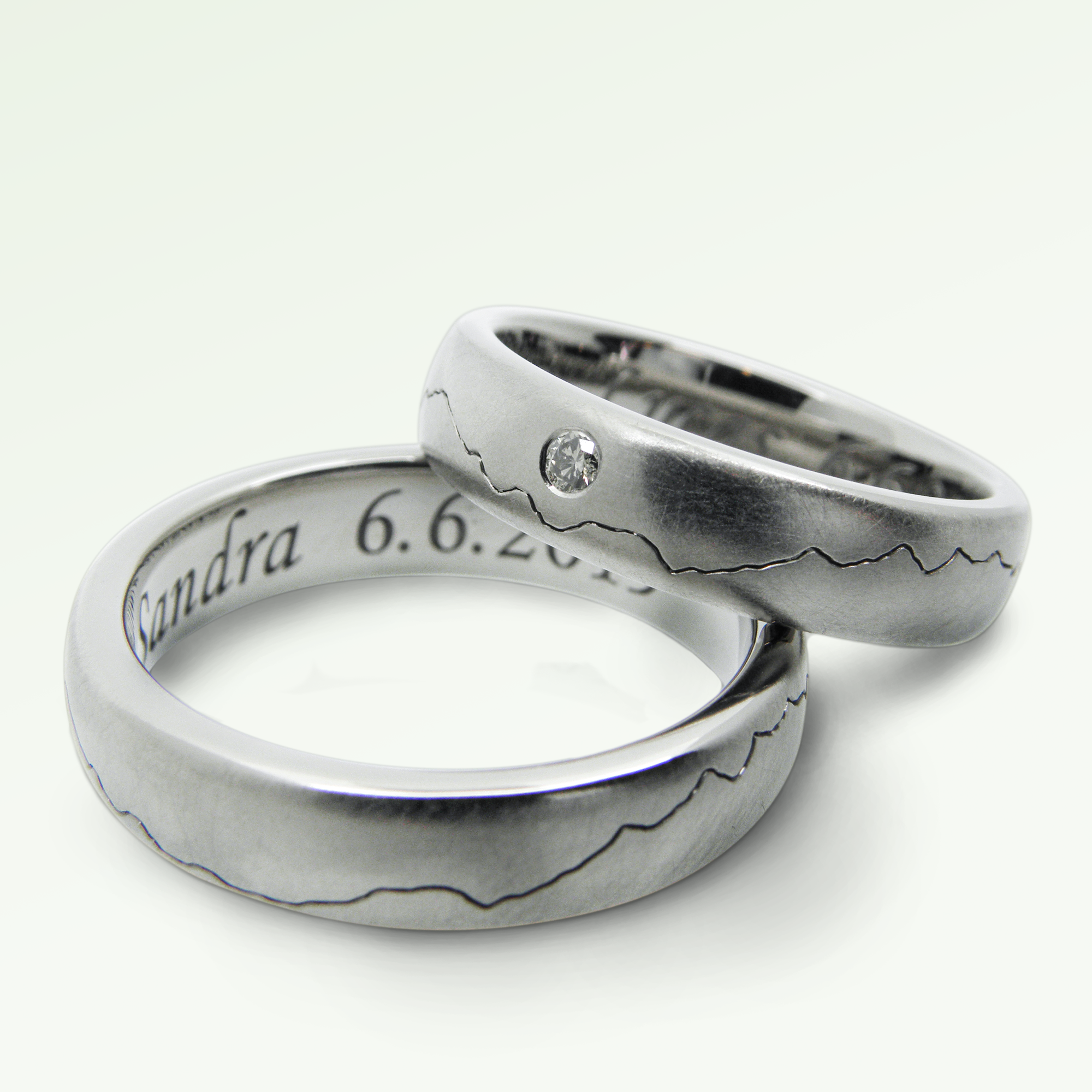 trauringe, eheringe, partnerringe, relief, weissgold, berge, bergkette, bergpanorama, berg, hochzeitsringe, hochzeitschmuck, diamantschmuck, solitär, individuell, lasergravur, goldringe, goldschmiede, modern, zürich, wedding rings, wedding, wedding jewellery, wedding rings, diamond jewellery, wedding rings, mountain, mountain range, mountain panorama, individual, laser engraving, partner rings, relief, modern, zurich, sahak jewellery, jewelry, swissmade