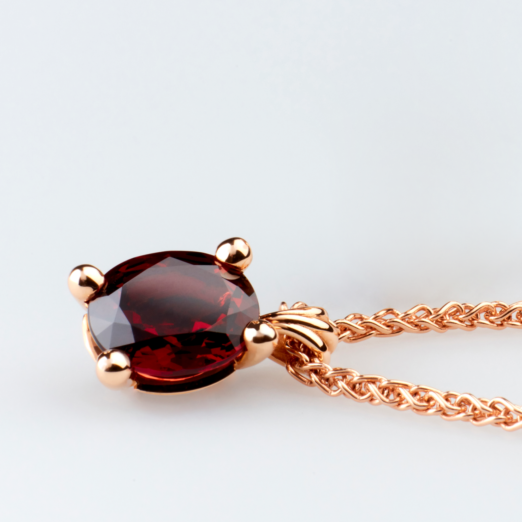 anhänger, halsschmuck, halskette, pendant, collier, granat, granatschmuck, garnet, schmuck, damenschmuck, zopf, kette, rotgold, goldschmuck, schmuckdesign, edelsteine, goldschmiede, juwelier, sahak, jewellery, zürich