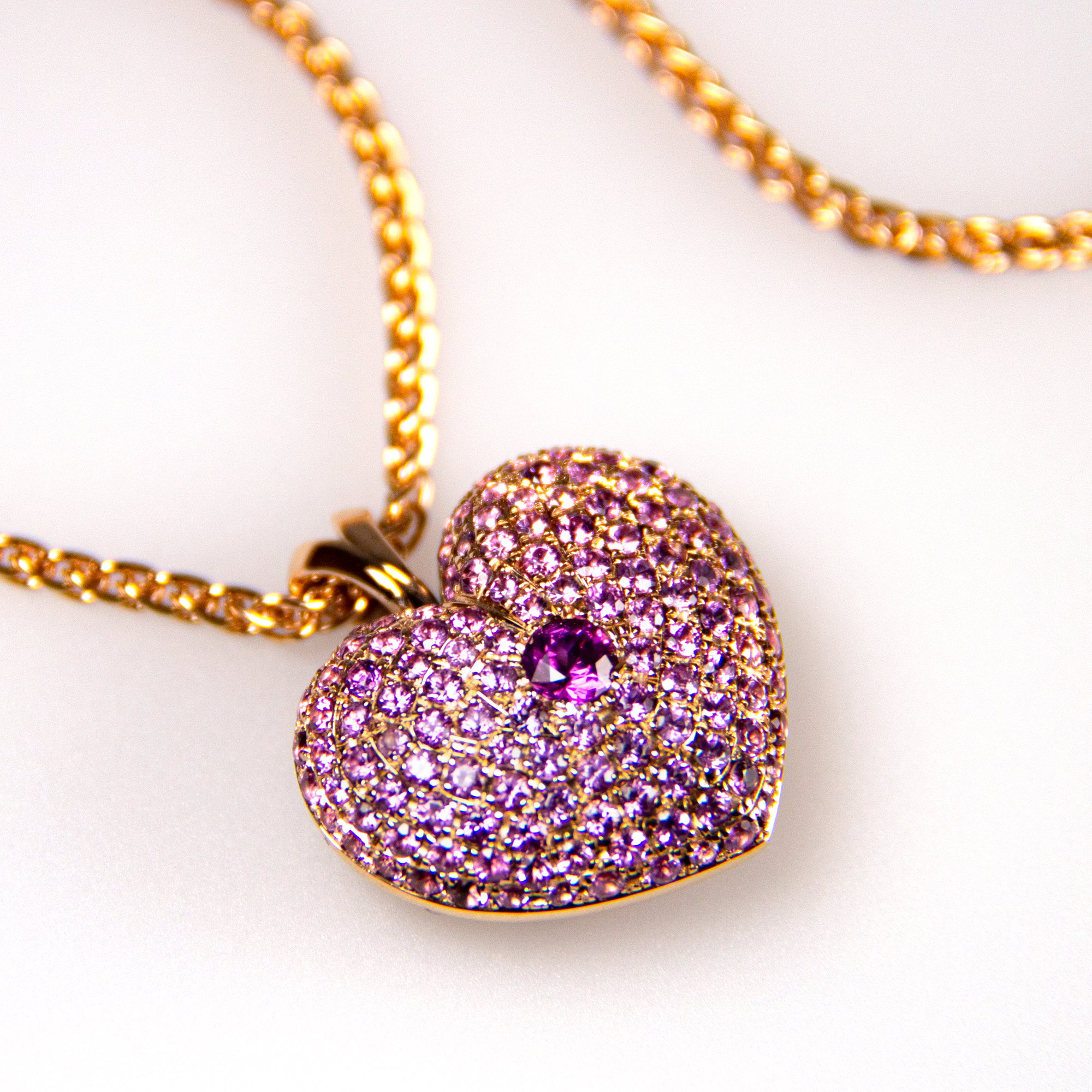 annänger, herz, herzanhänger, halskette, halsschmuck, damenschmuck, edelsteine, collier, necklace, kette, zopfkette, goldschmuck, gold, granat, garnet, royal purple, heart, pendant, goldschmiede, juwelier, sahak, jewellery, zurich