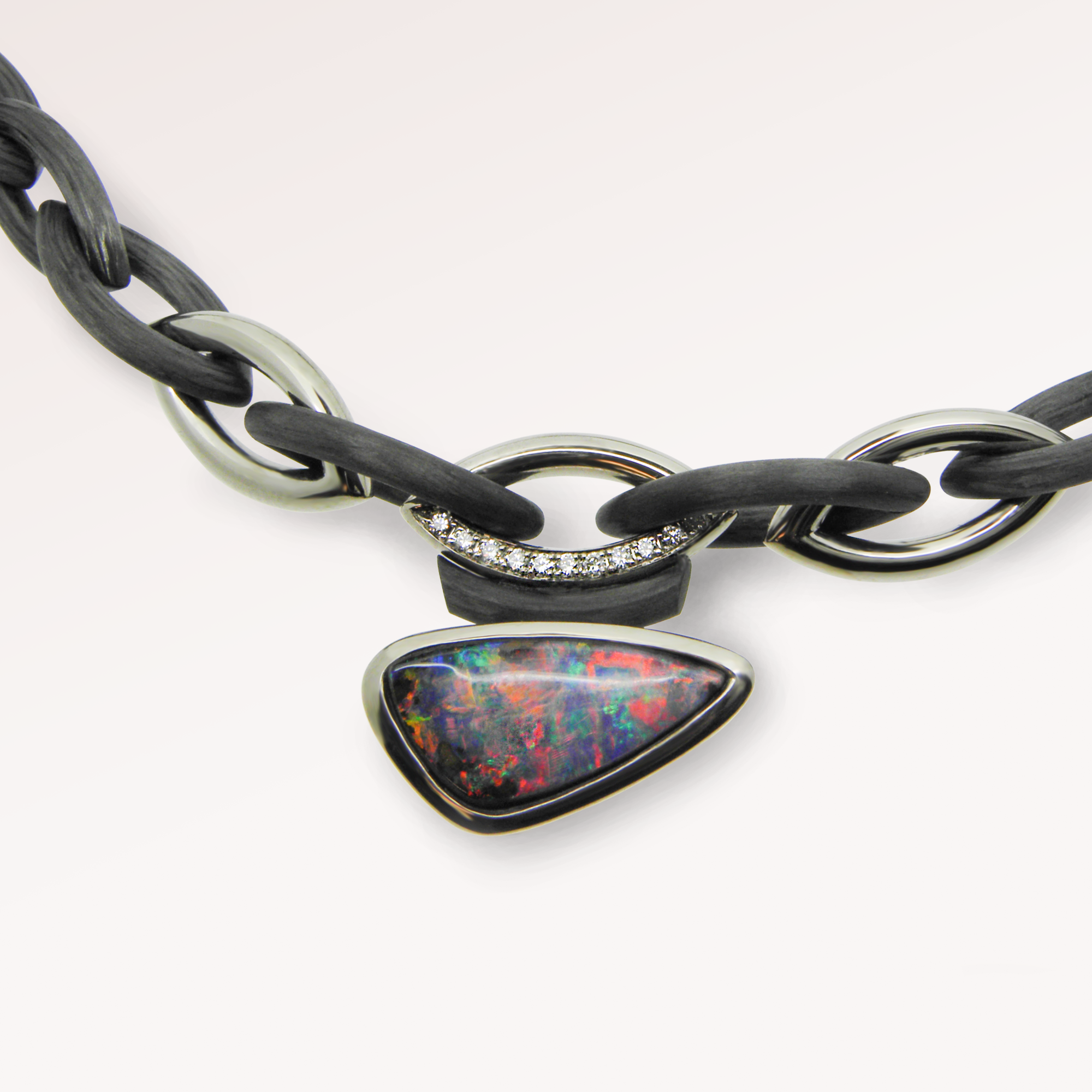 halsschmuck, collier, anhänger, halskette, carbon, carbonschmuck, opal, boulderopal, boulder, diamanten, weissgold, navette, ankerkette, halskette, damenschmuck, diamantschmuck, schmuck, schmuckdesign, juwelen, goldschmiede, anfertigung, juwelier, sahak, jewellery, zürich