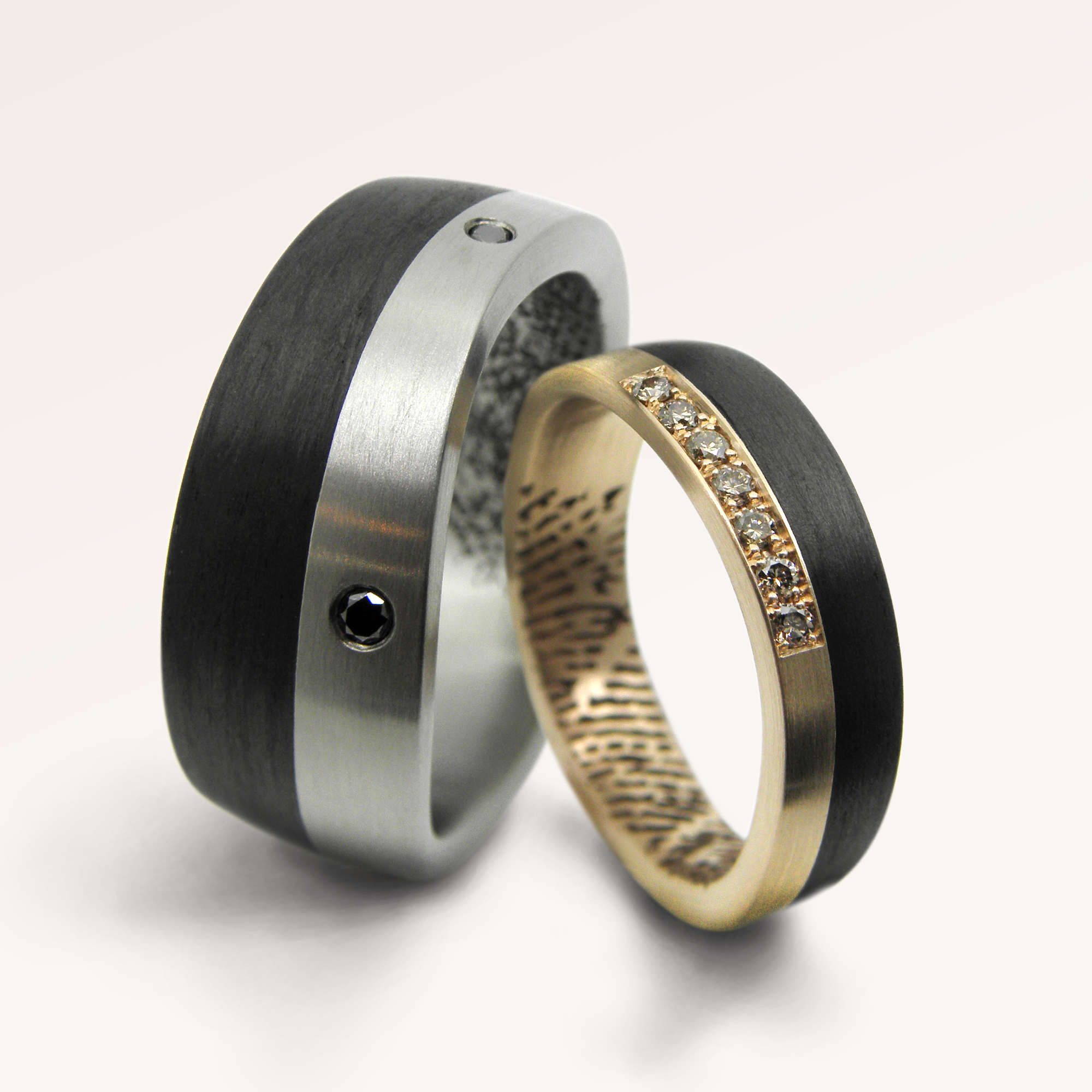 trauringe, eheringe, partnerringe, carbonring, alliance, diamantring, carbonschmuck, rotgold, weissgold, carbon, schmuck, hochzeitsschmuck, fingerprint, lasergravur, gravur, brillanten, alliance, memory, ring, goldringe, heiraten, hochzeitsringe, schmuckdesign, goldschmiede, anfertigung, sahak, jewellery, juwelier, zurich