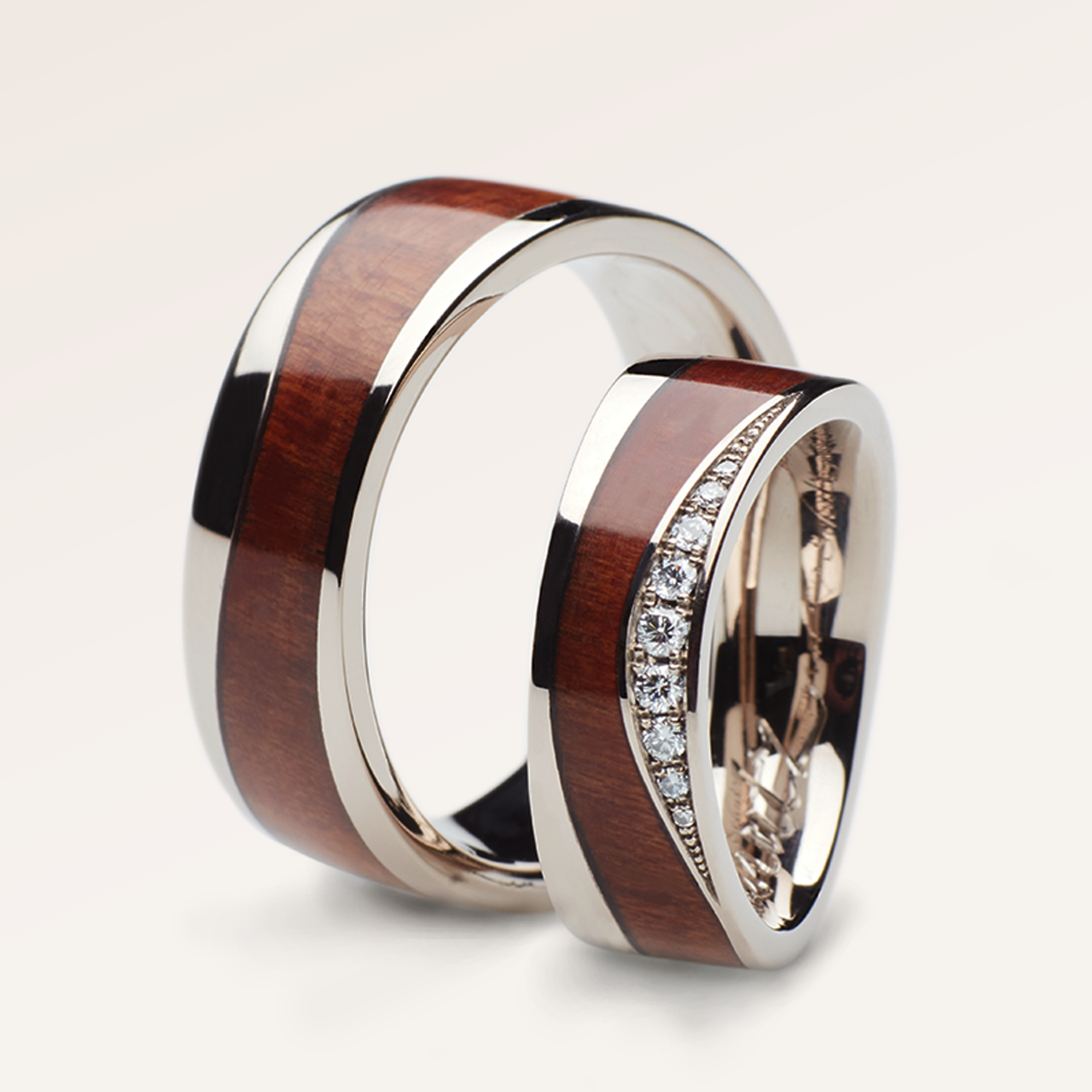 trauringe, eheringe, partnerringe, holzringe, holz, weissgold, alliance, diamantringe, hochzeitsringe, hochzeitsschmuck, heiraten, ehe, nussbaum, pflaumenholz, wellenring, design, goldring, gold, schmuck, goldschmiede, weissgold, juwelier, sahak, jewellery, jewelry, zürich, limmatquai, zurich