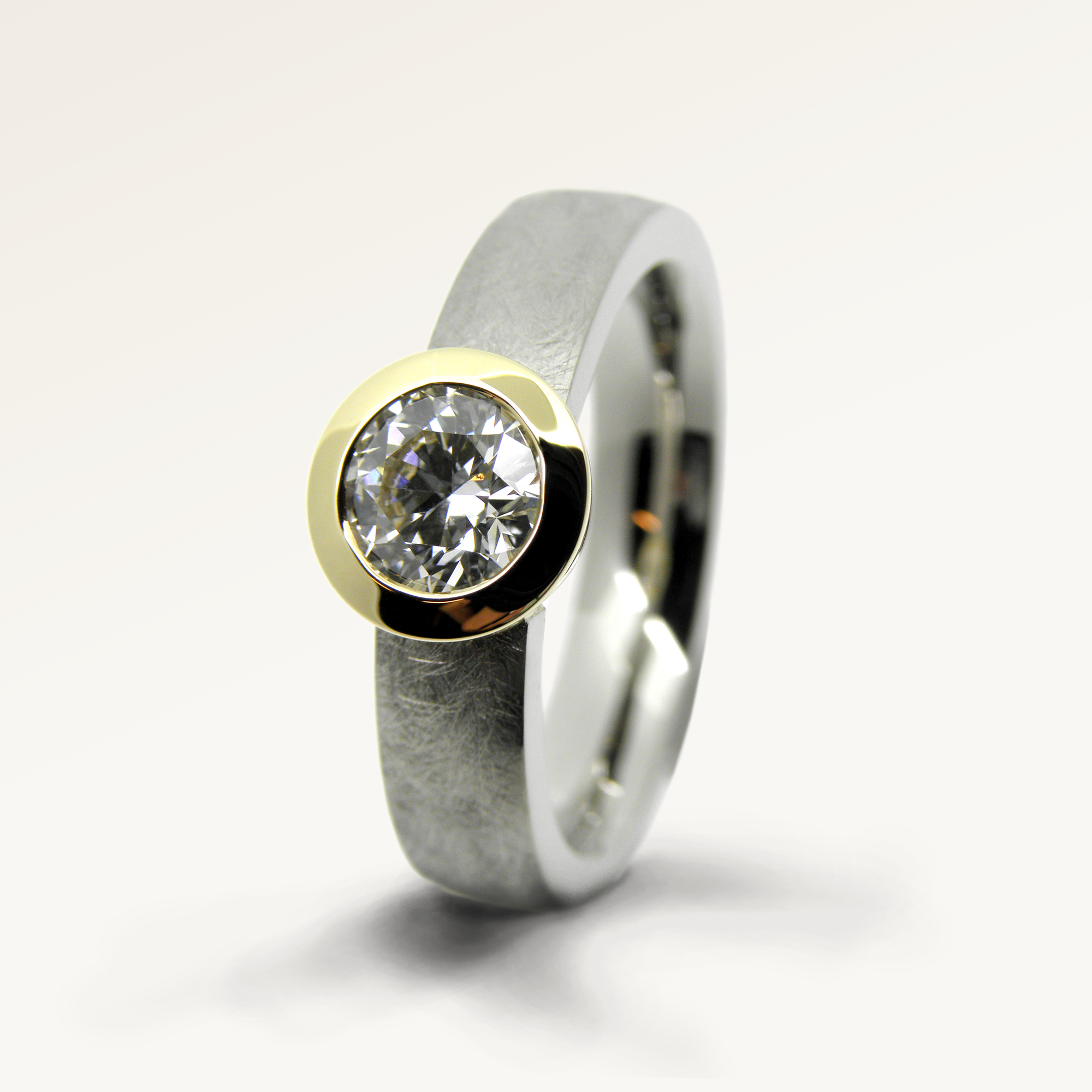 verlobungsring, solitär, solitaire, diamantring, ring, goldring, bicolor, brillant, hochzeitsring, hochzeitsschmuck, diamantschmuck, damenring, ring, schmuck, schmuckdesign, goldring, ringdesign, verlobung, heiraten, goldschmiede, juwelier, sahak, jewellery, zurich