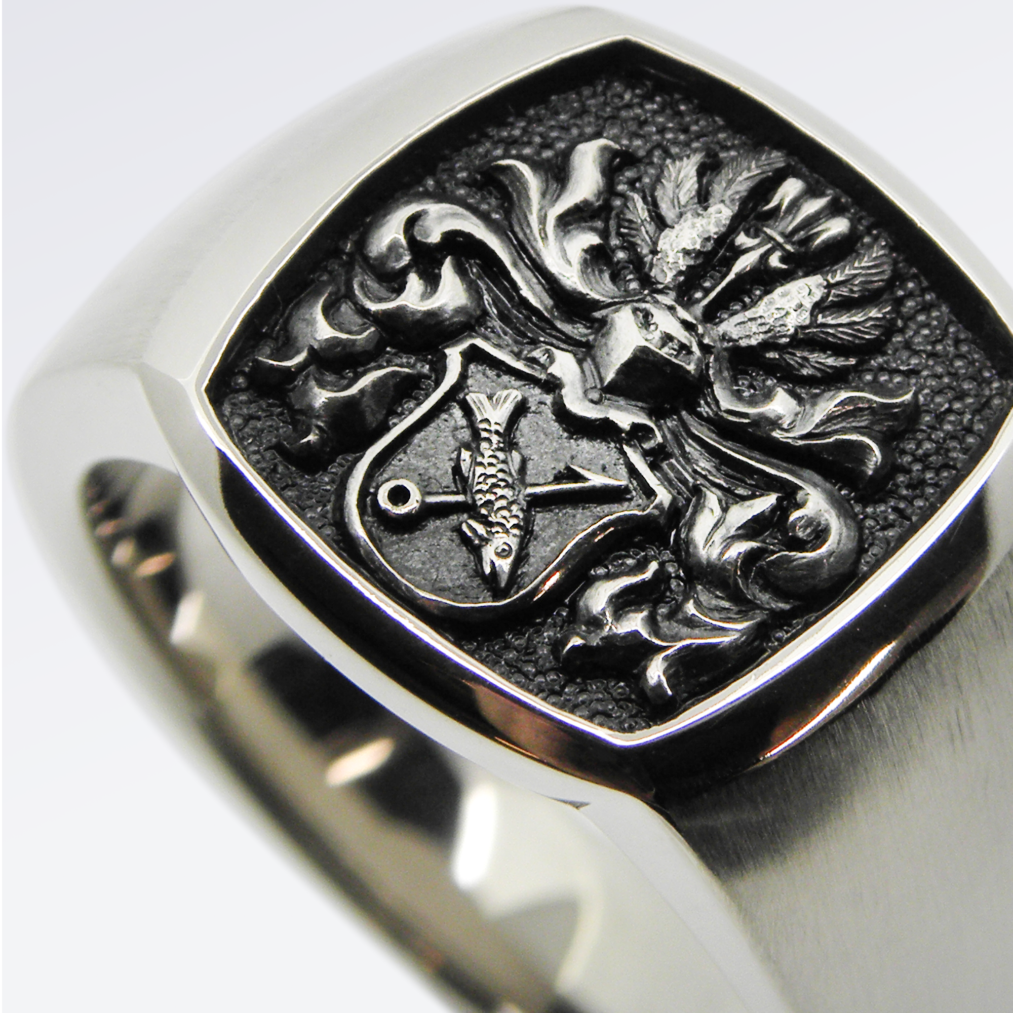 wappenring, herrenring, familienwappen, goldring, männerschmuck, männerring, herrenschmuck, schild, helmzier, tuch, relief, handgravur, hand graviert, gravur, anfertigung, individuell, wappen, traditionell, tradition, erbschaft, goldschmied, design, modern, klassisch, männer, herren, coat of arms ring, men's ring, family coat of arms, gold ring, men's jewellery, men's ring, men's jewellery, shield, helmet, scarf, relief, hand engraving, hand engraving, engraving, production, individual, coat of arms, traditional, tradition, inheritance, goldsmith, design, modern, classic, men, sahak, jewellery, zürich, zurich, swissmade