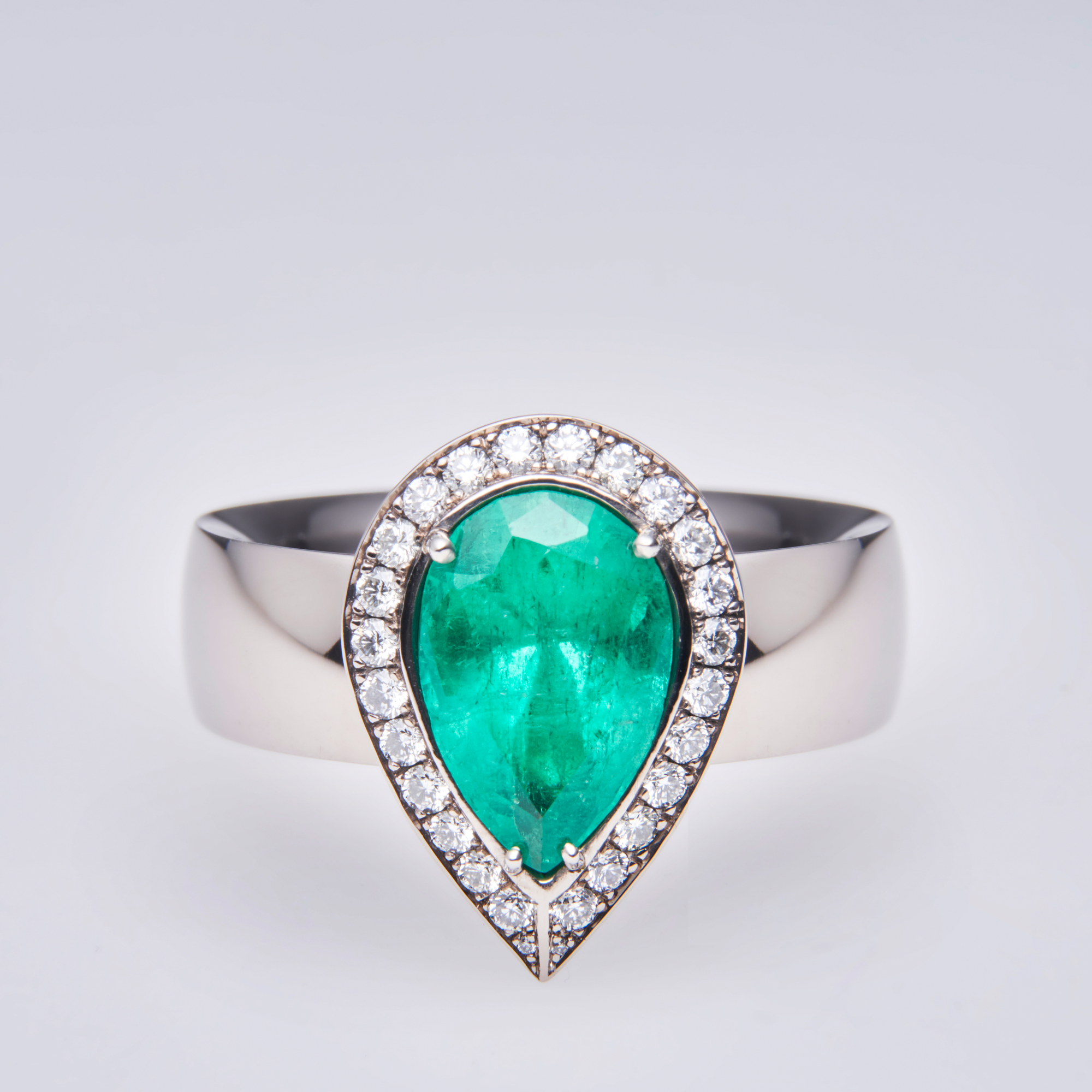 damenring, smaragdring, smaragd, emerald ring, ring, schmuck, schmuckdesign, diamanten, diamantschmuck, entourage, goldring, gold, weissgold, invigo, design, schmuckanfertigung, kollektion, goldschmiede, juwelier, sahak, jewellery, zurich