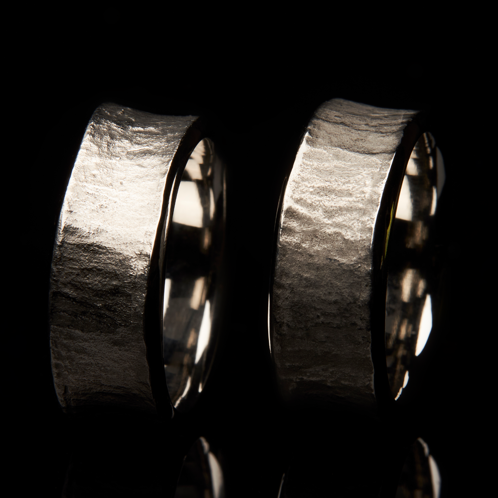 Eheringe, Partnerringe, Trauringe, weissgold, struktur, geometrisch, Gay, gleichgeschlechtliche Ehe, homosexuell, schwul, lesbisch, queer, individuell, goldschmied, zürich, atelier, juwelier, Wedding rings, partner rings, gold, white gold, gold ring, goldring, wedding rings, individual, goldsmith, zurich, atelier, jeweler, sahak, swissmade, jewelry