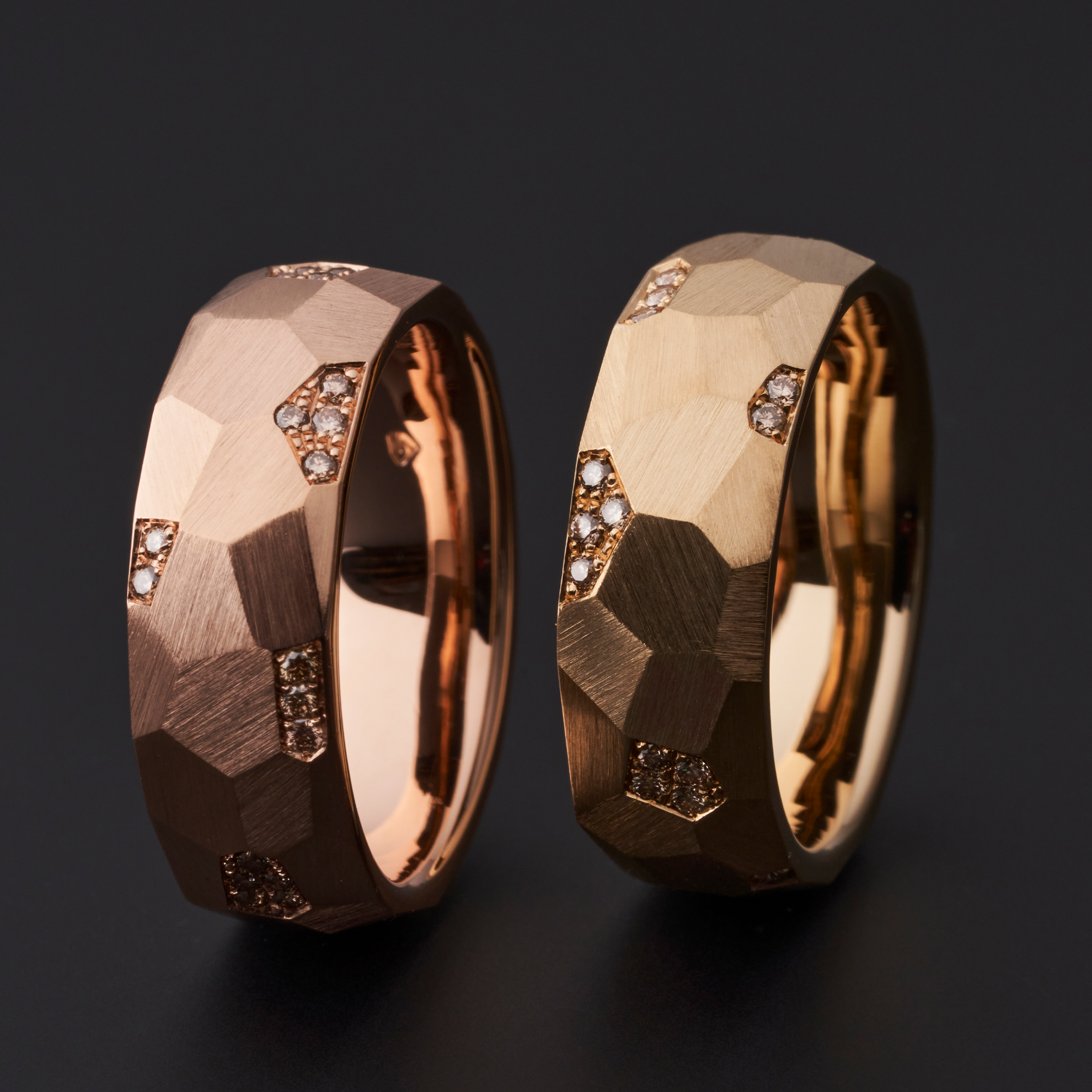 trauringe, eheringe, partnerringe, hammerschlag, struktur, diamanten, diamantring, gold, rotgold, goldschmuck, schmuckdesign, hochzeitsringe, ringe, heiraten, gay, ehe für alle, lgbtq, schwul, lesbisch, queer, goldschmiede, juwelier, sahak, jewellery, zurich, pink, jewelry