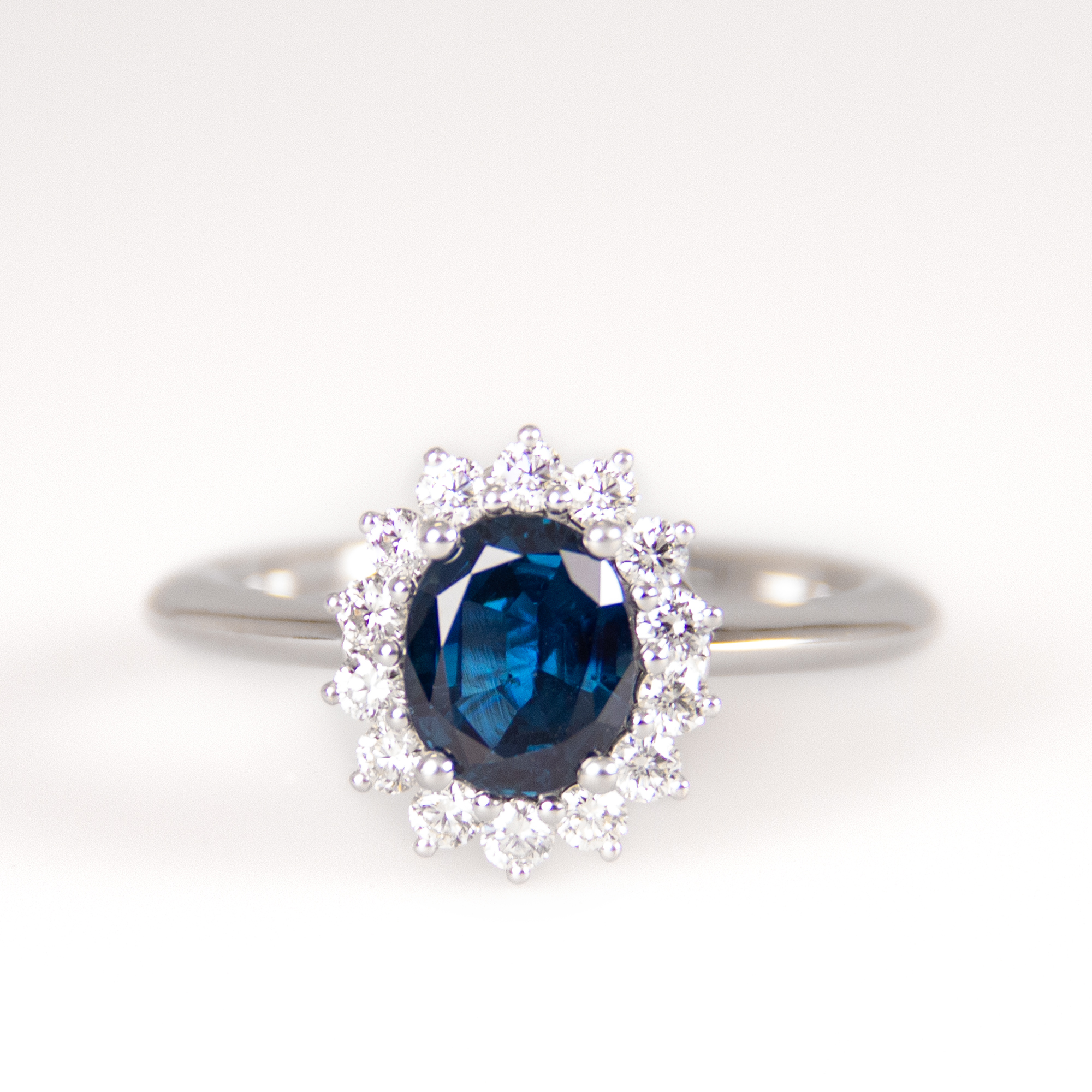 damenring, verlobungsring, saphirring, saphir, ring, schmuck, sapihrschmuck, diamanten, entourage, engagement ring, sapphire, schmuck, juwelier, schmuckdesign, goldschmiede, anfertigung, blossom, klassisch, weissgold, juwelen, sahak, jewellery, zurich