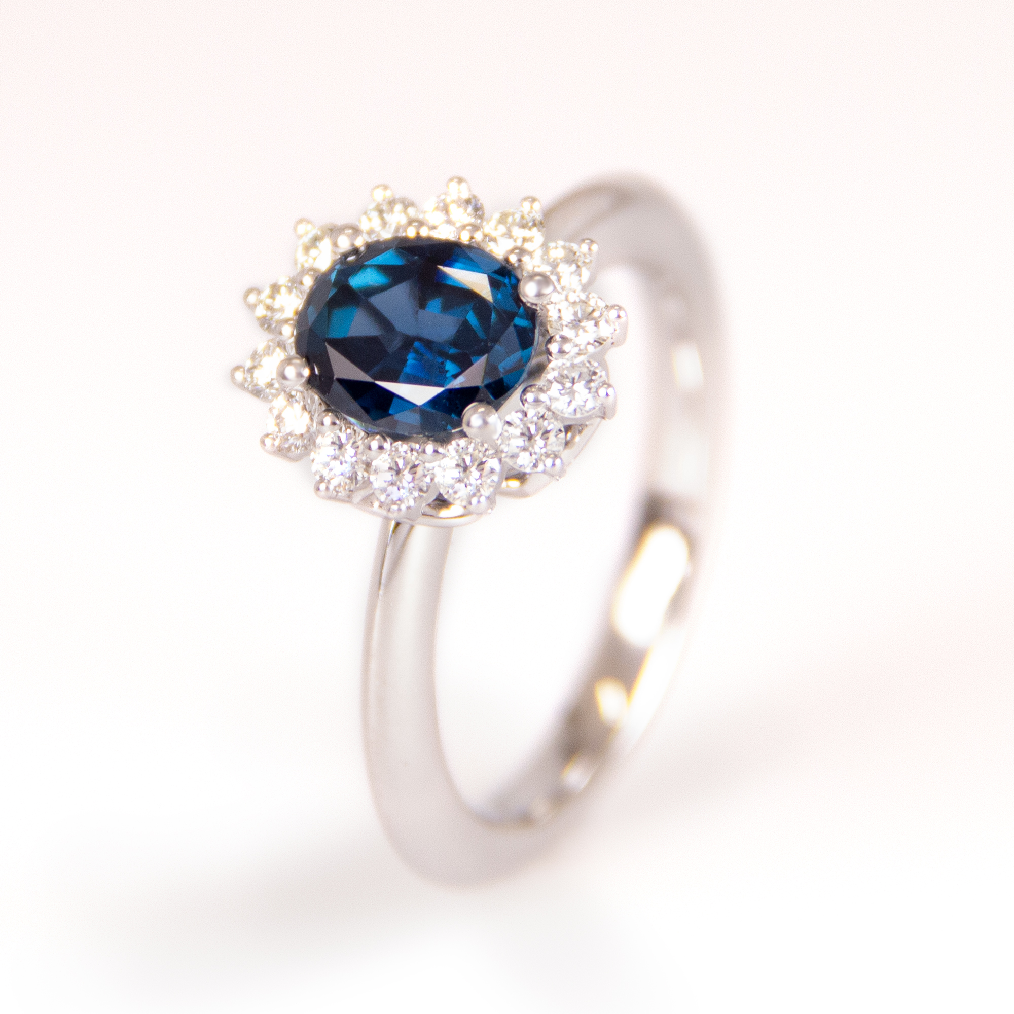 damenring, verlobungsring, saphirring, saphir, ring, schmuck, sapihrschmuck, diamanten, entourage, engagement ring, sapphire, schmuck, juwelier, schmuckdesign, goldschmiede, anfertigung, blossom, klassisch, weissgold, juwelen, sahak, jewellery, zurich