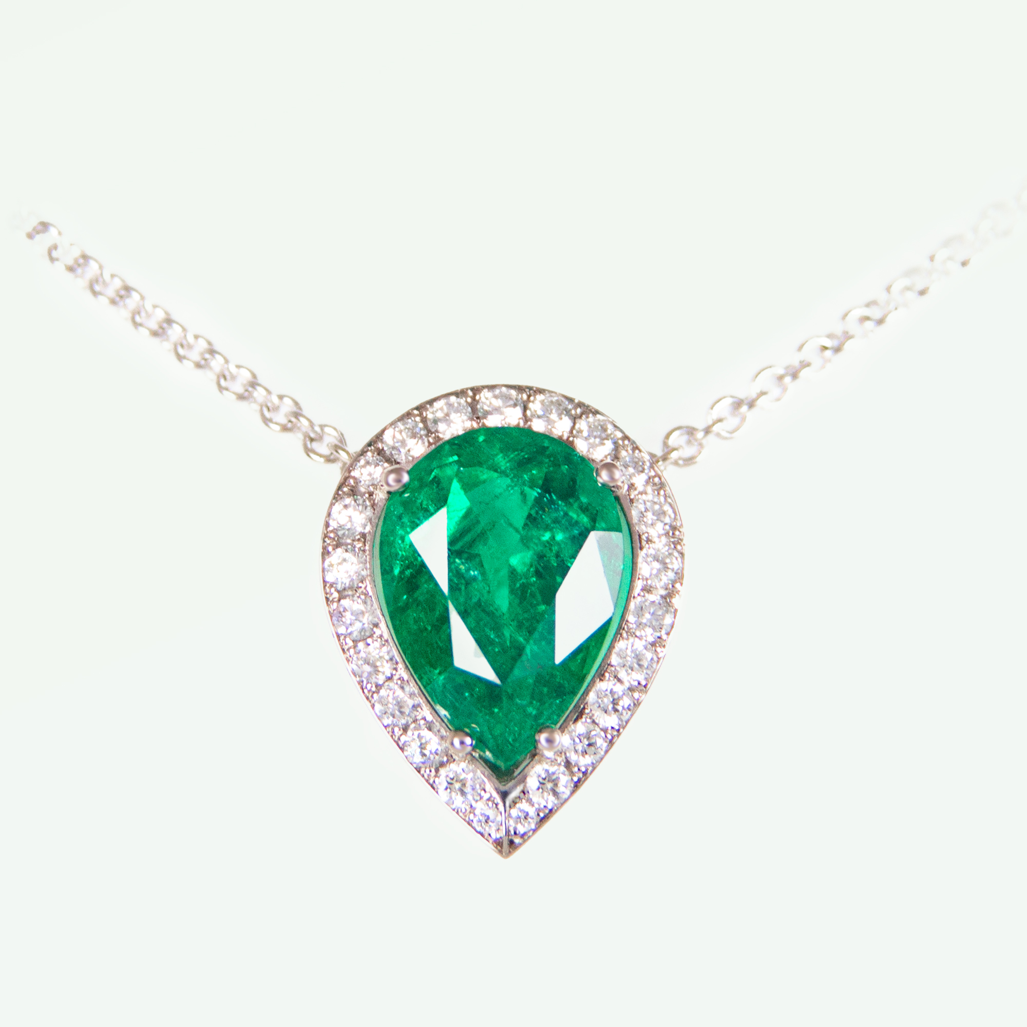 halschmuck, anhänger, halskette, pendant, smaradschmuck, smaragd, emerald, damenschmuck, collier, necklace, diamanten, diamantschmuck, smaragdschliff, entourage, brillanten, anfertigung, kollektion, invigo, schmuck, schmuckdesign, edelsteine, goldschmiede, juwelier, sahak, jewellery, zurich